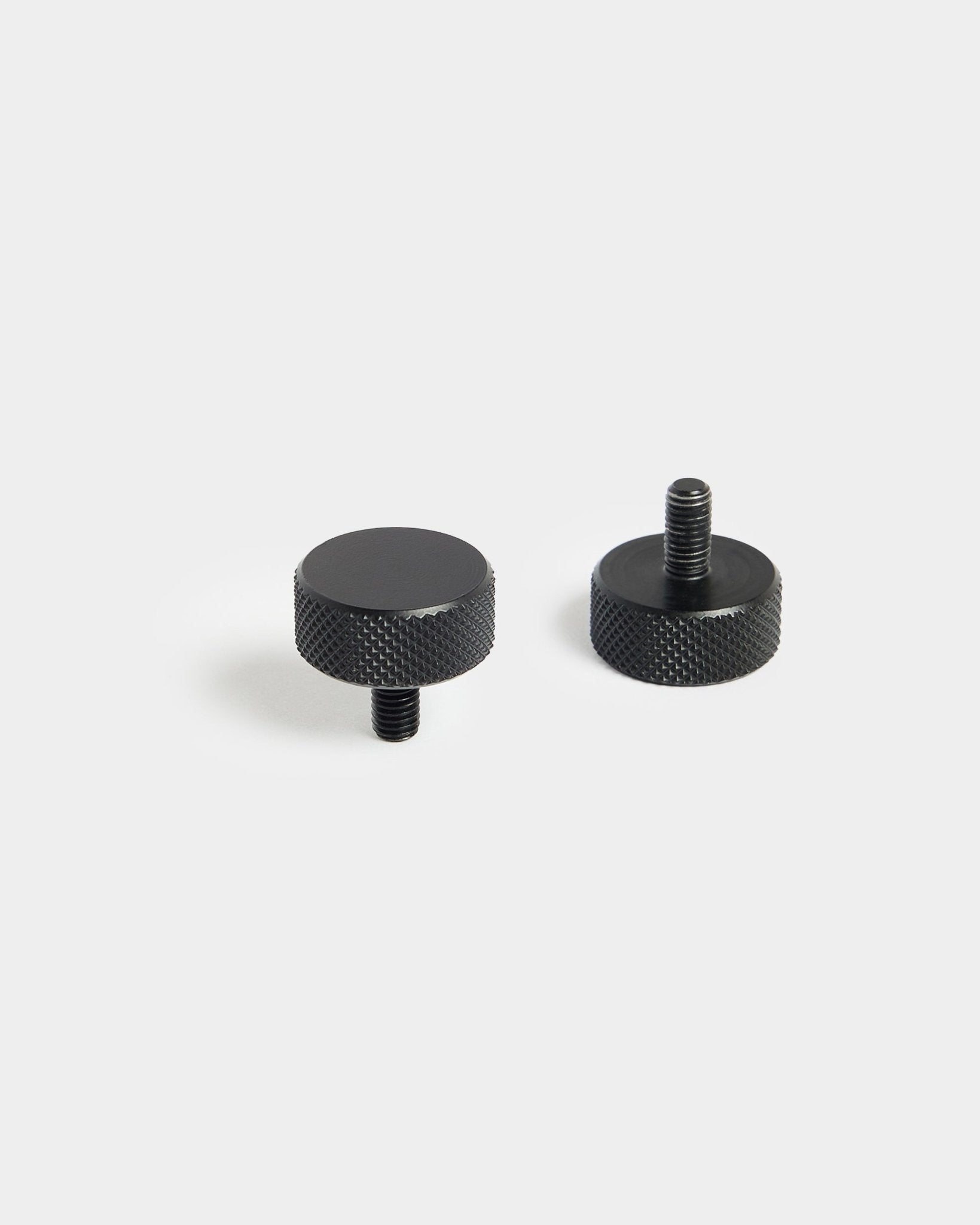 Et par black WoodUpp Finger-skruer (M5x10 mm, 20x8,8) med rillet kant, designet for bruk med Akustikkpanel tilbehør, på enkel hvit bakgrunn.