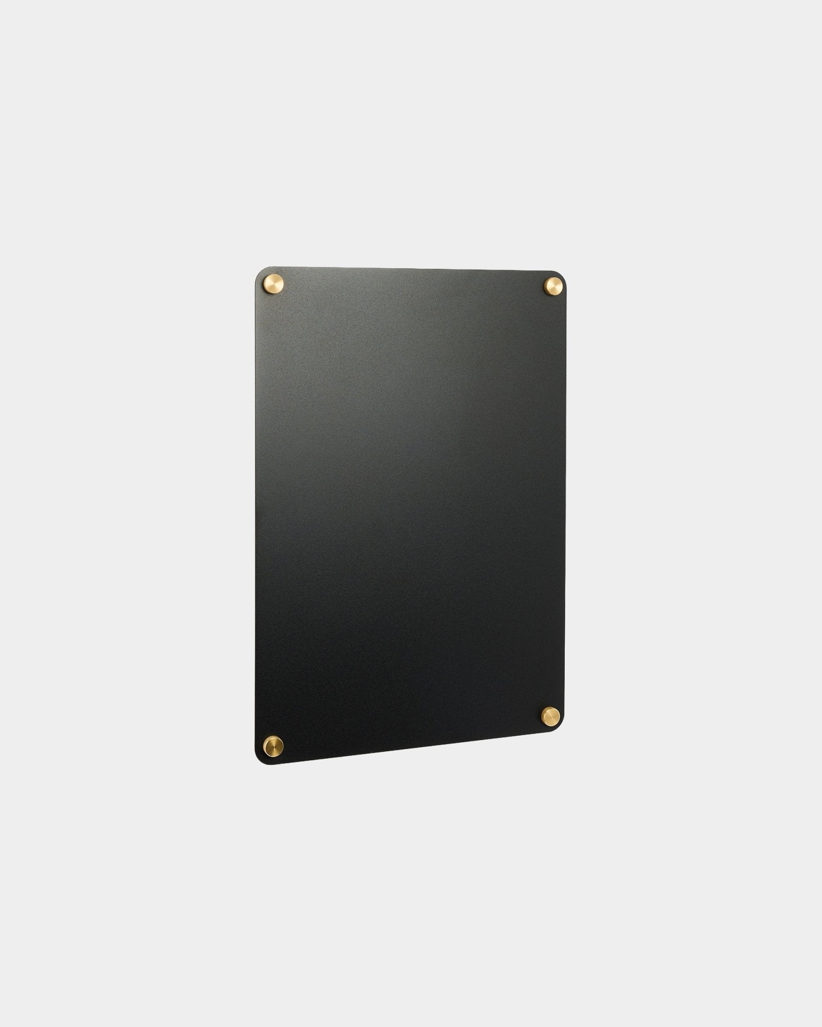 Small Norr magnettavle fra WoodUpp i black, rektangulær med avrundede hjørner og gullskruer, designet for å passe til nordiske Akustikkpanel-kolleksjoner.