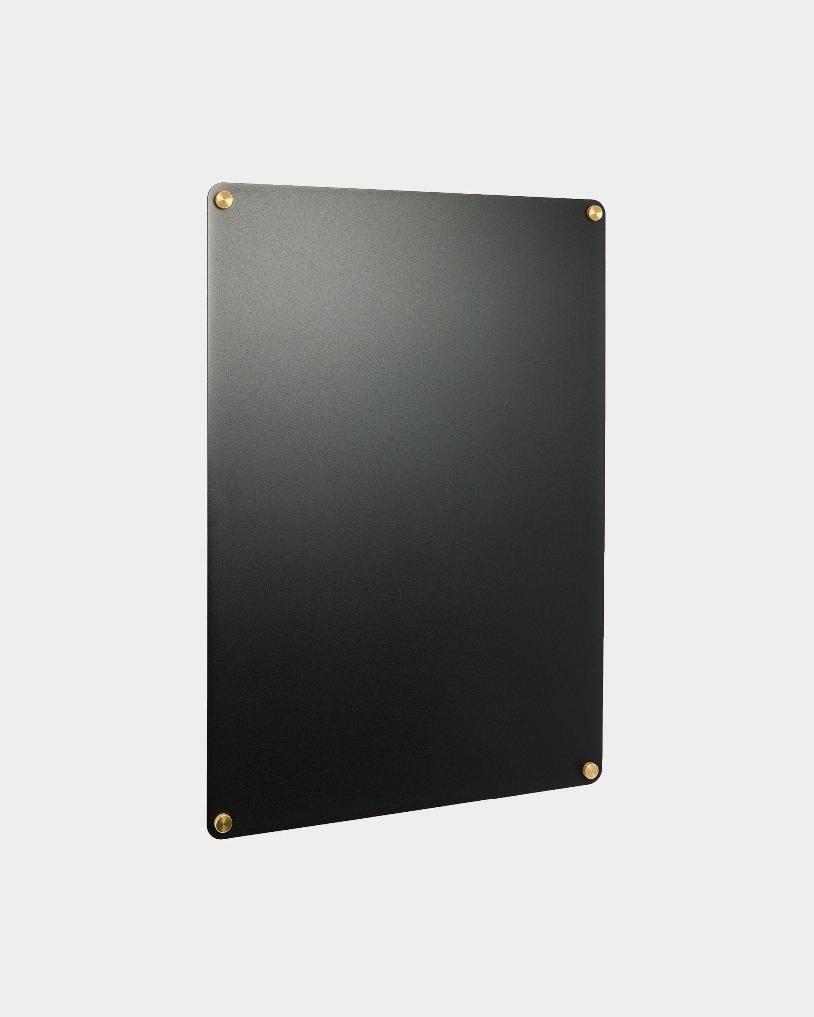 Large black Norr Magnettavle fra WoodUpp, en del av CREATE-tilbehørskolleksjonen, montert på en lysegrå vegg.