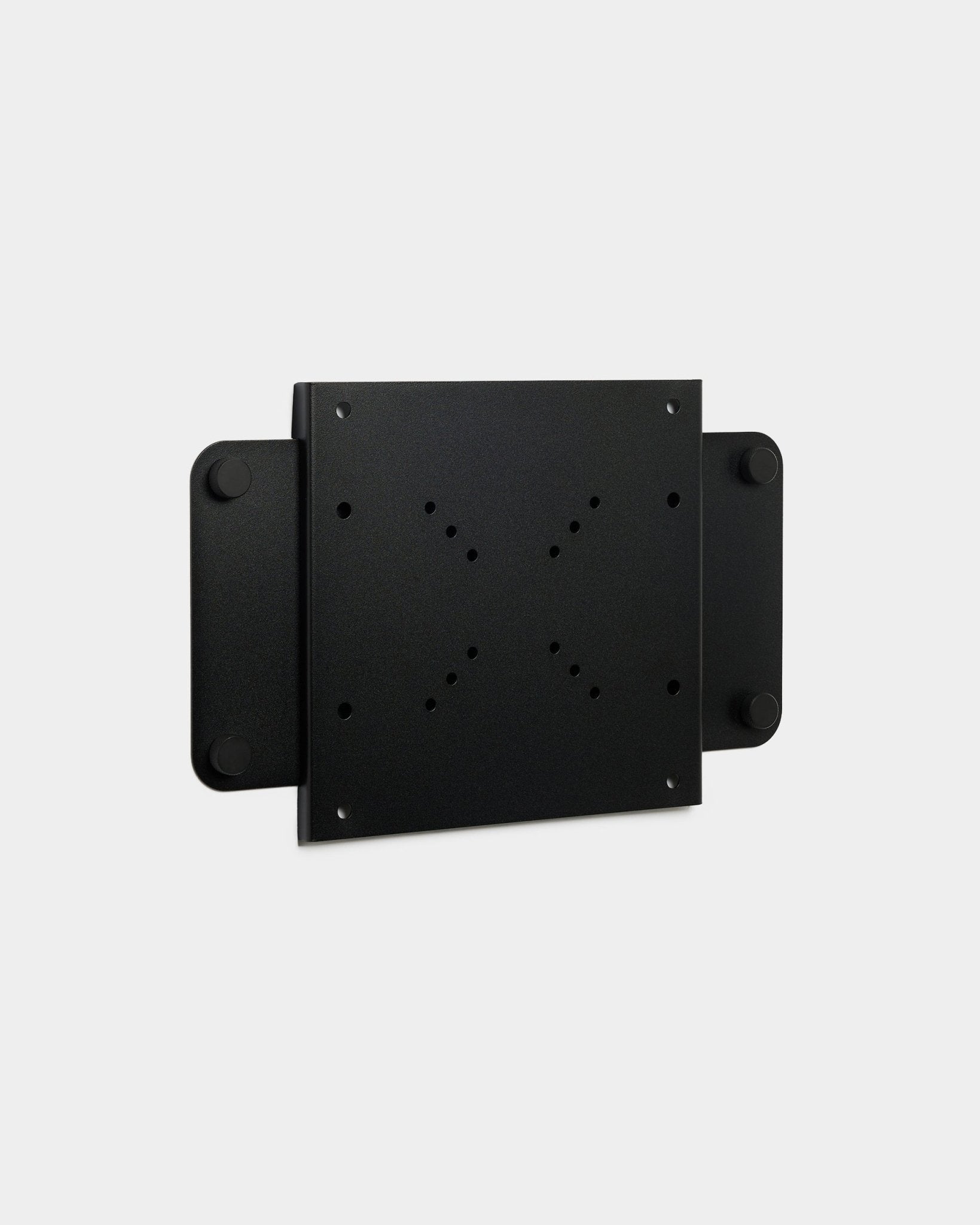 Fjell | TV Mount (small) fra WoodUpp, en black metallbrakett med flere skruehull og magnetlås, vist mot hvit bakgrunn.