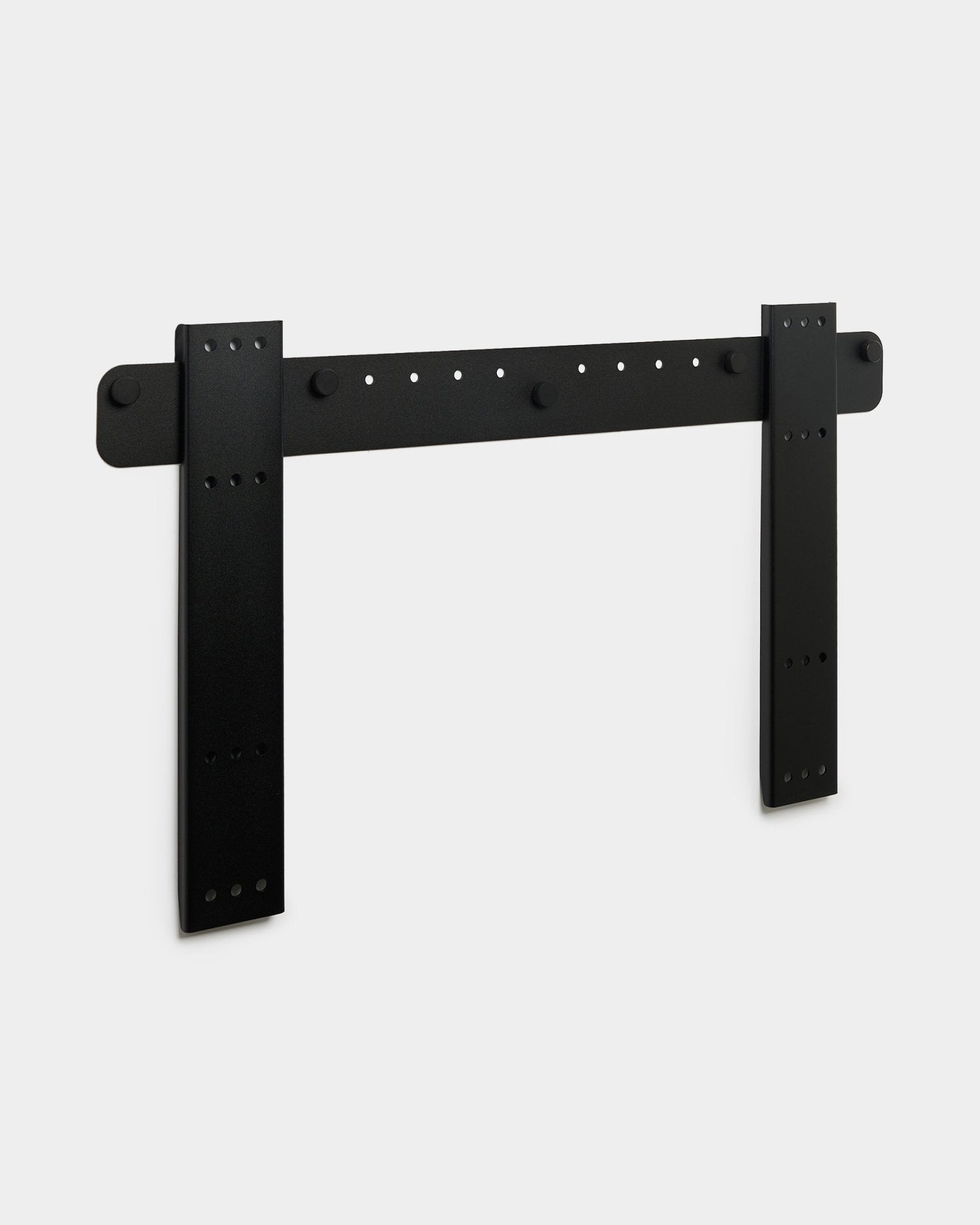 WoodUpp Fjell Large TV-feste med doble vertical støtter, kompatibelt med VESA 600x400, black metallfinish vist mot en lys grå bakgrunn.
