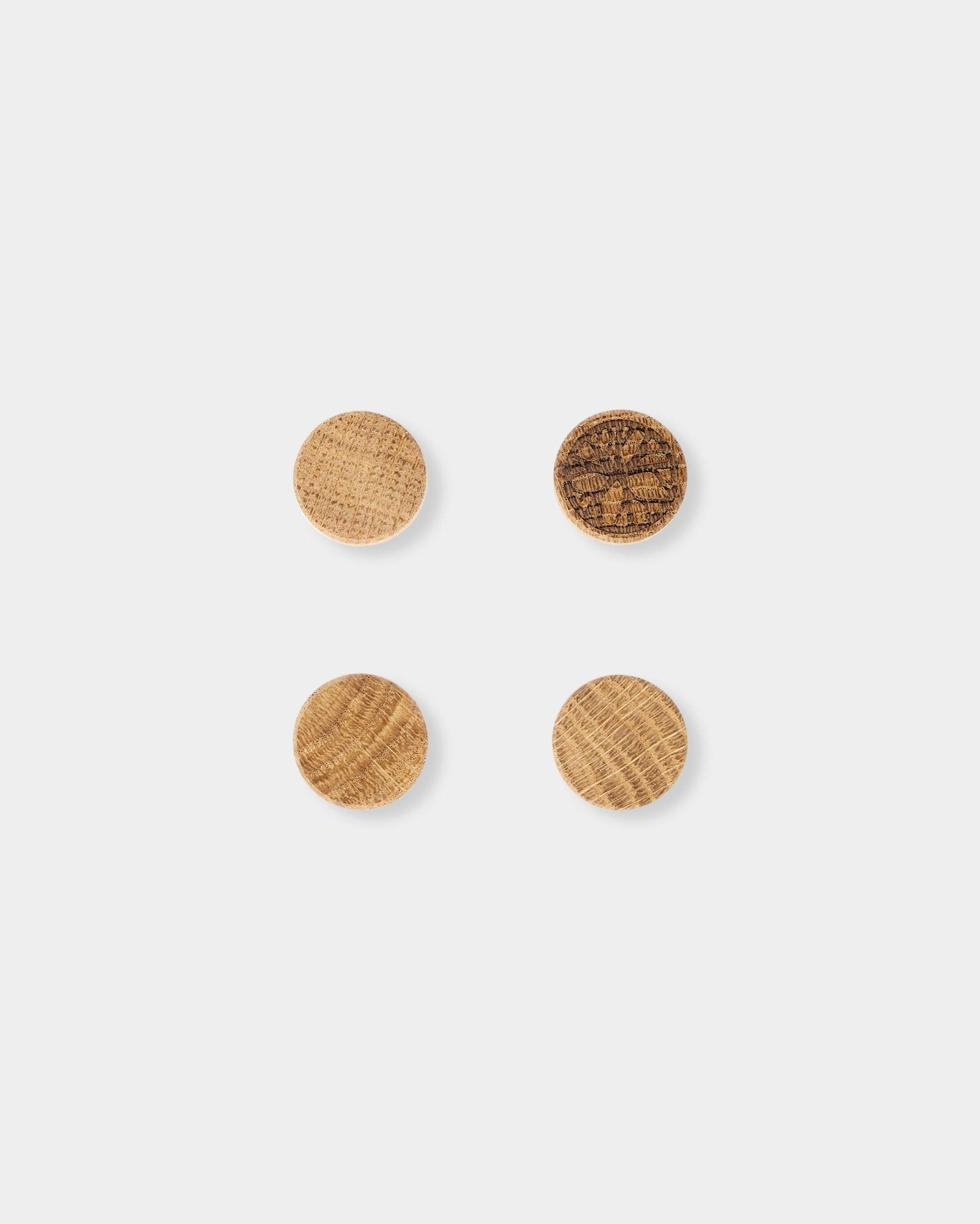 WoodUpp Norr magnetsett med 4 stk. i natural oak, med tydelig trestruktur, utviklet som tilbehør til Norr Magnetic Akustikkpanel.