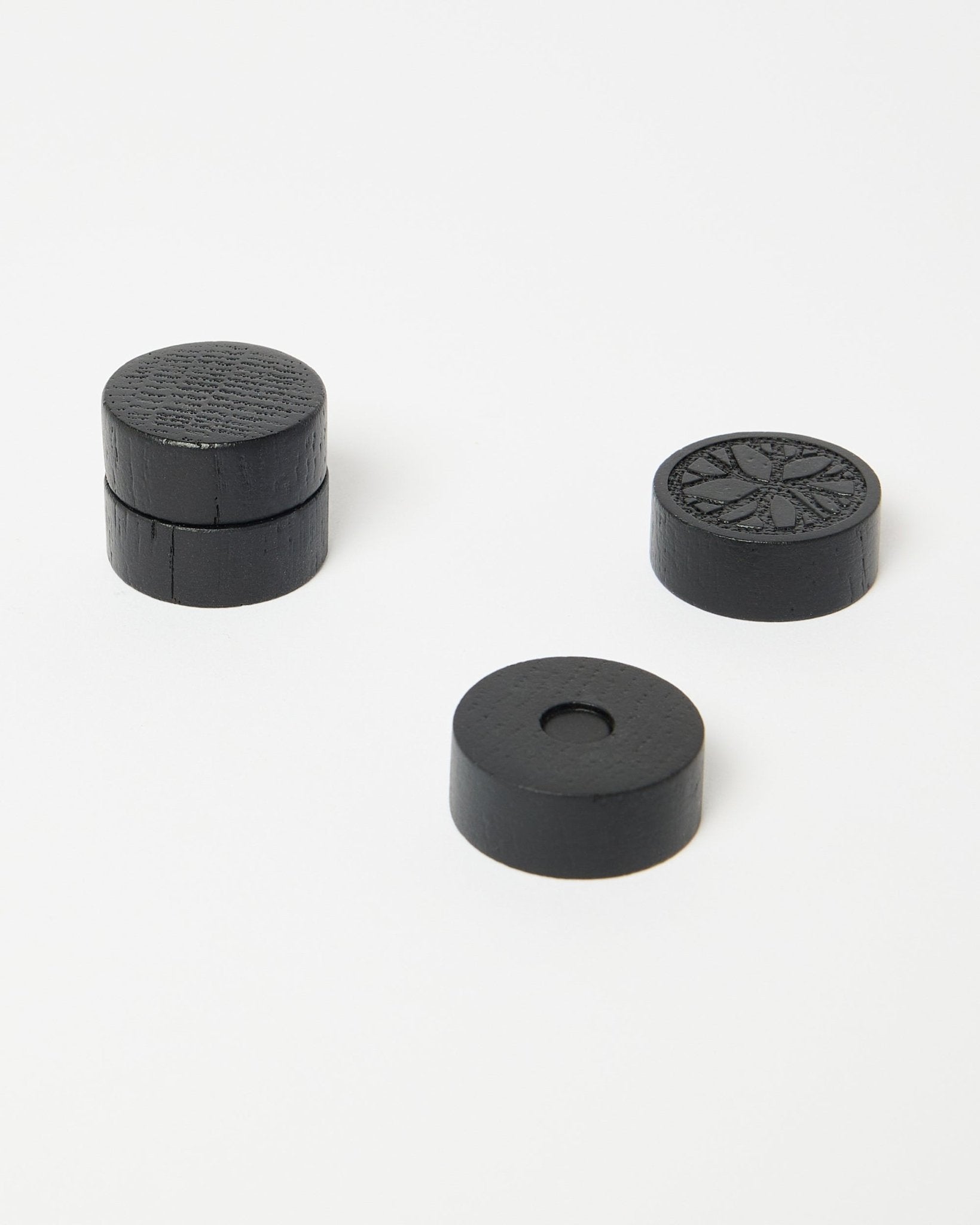 Sett med fire black oak Norr magneter fra WoodUpp, en del av CREATE-tilbehørskolleksjonen, pent plassert på en ren hvit overflate.