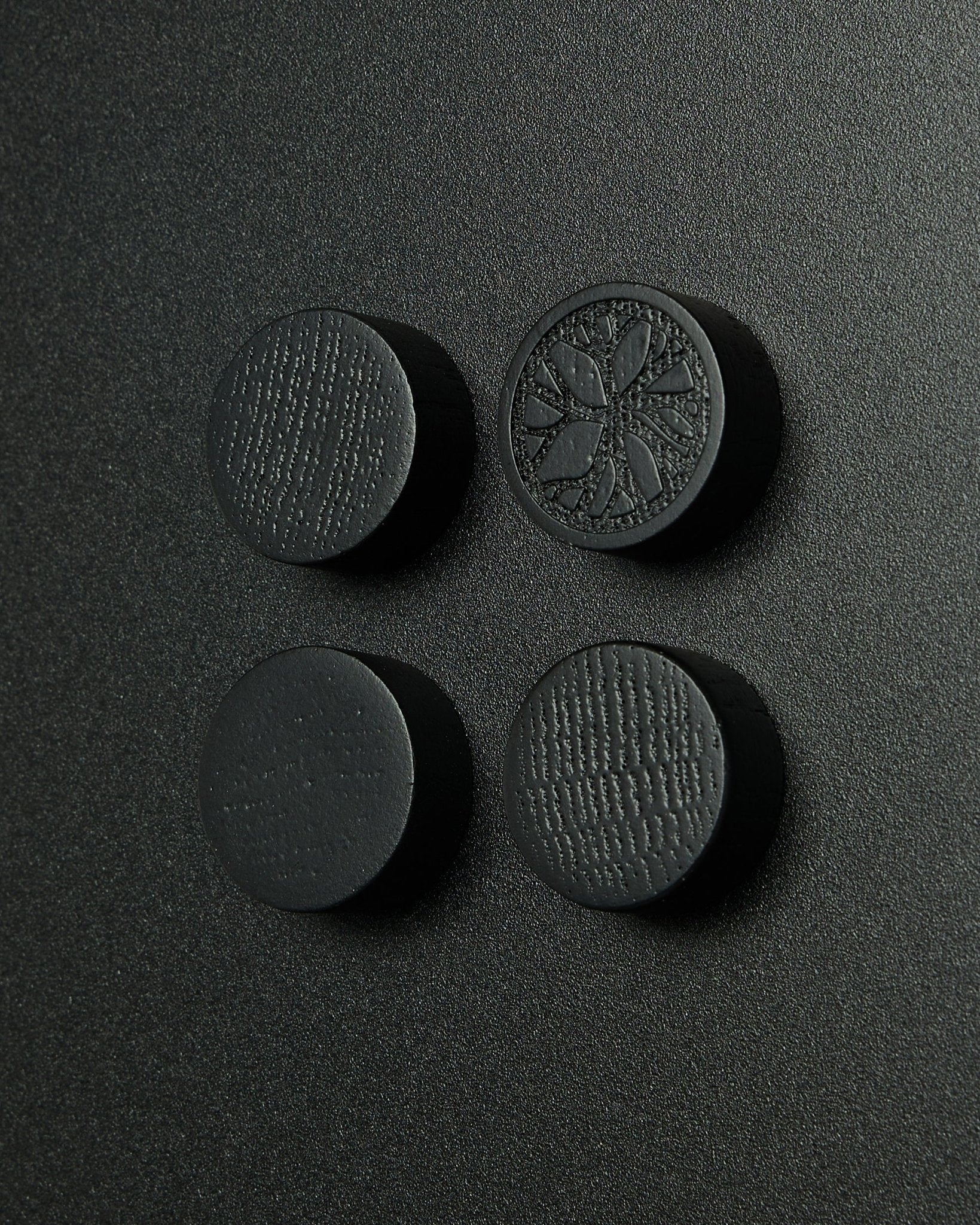 Sett med 4 runde black oak magneter fra WoodUpp, laget for Norr Magnetic Board. Matt finish med en diskré trestruktur. Passer som Akupanel tilbehør.