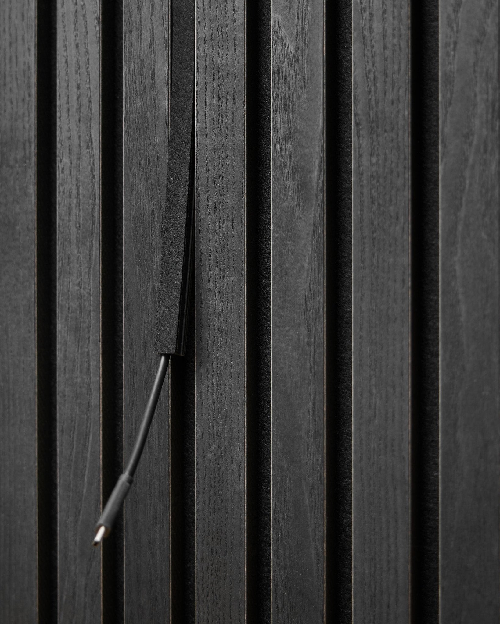 Dupps Pop-on Cable Cover (Black, 3 stk.) fra WoodUpp skjuler kabler mellom Akupanel Akustikkpanel spiler for et ryddig, integrert uttrykk.