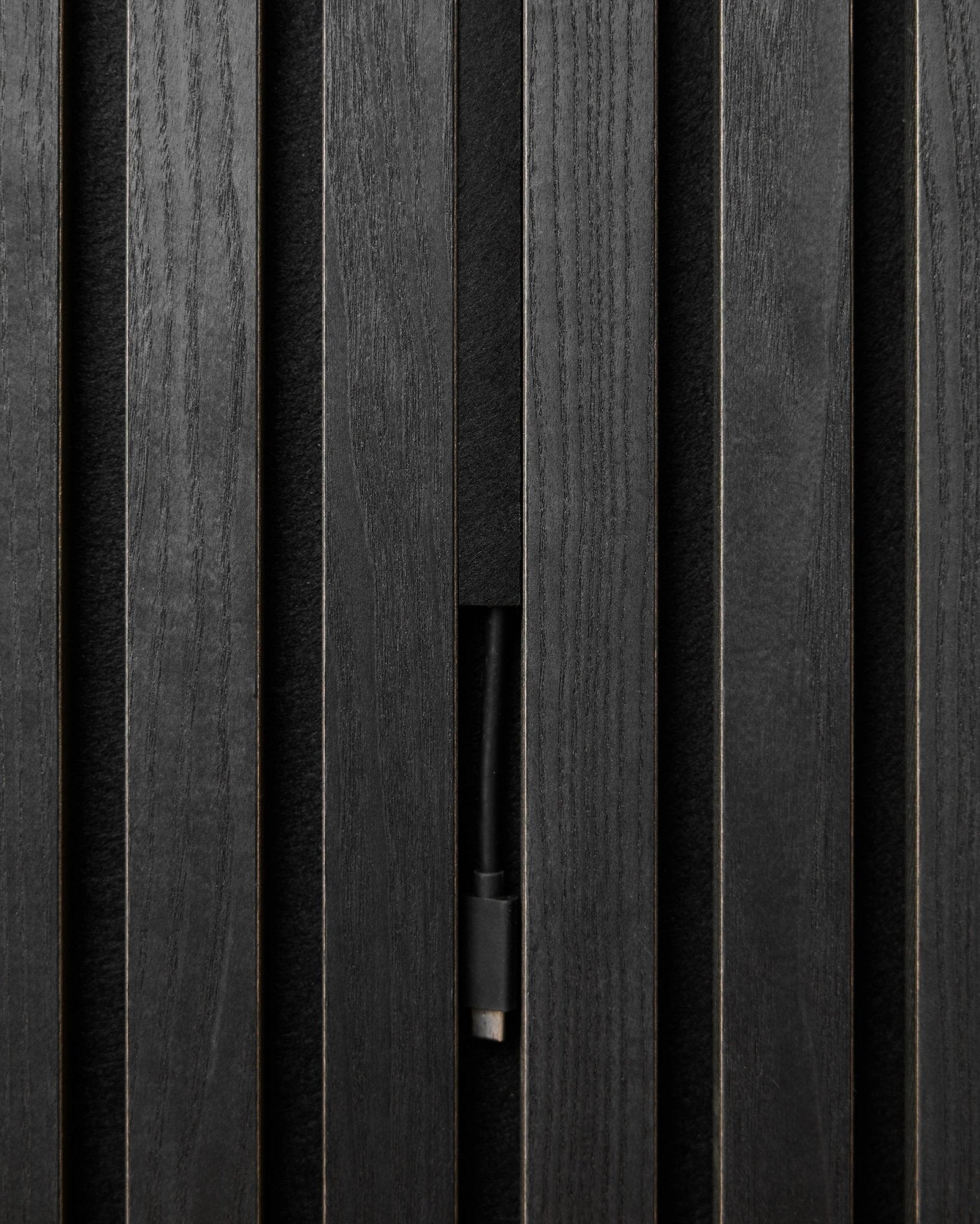 Black WoodUpp Pop-on Cable Covers (3 stk.) skjuler kabler pent bak Akupanel akustiske trepaneler og bevarer et rent, sømløst nordisk uttrykk.