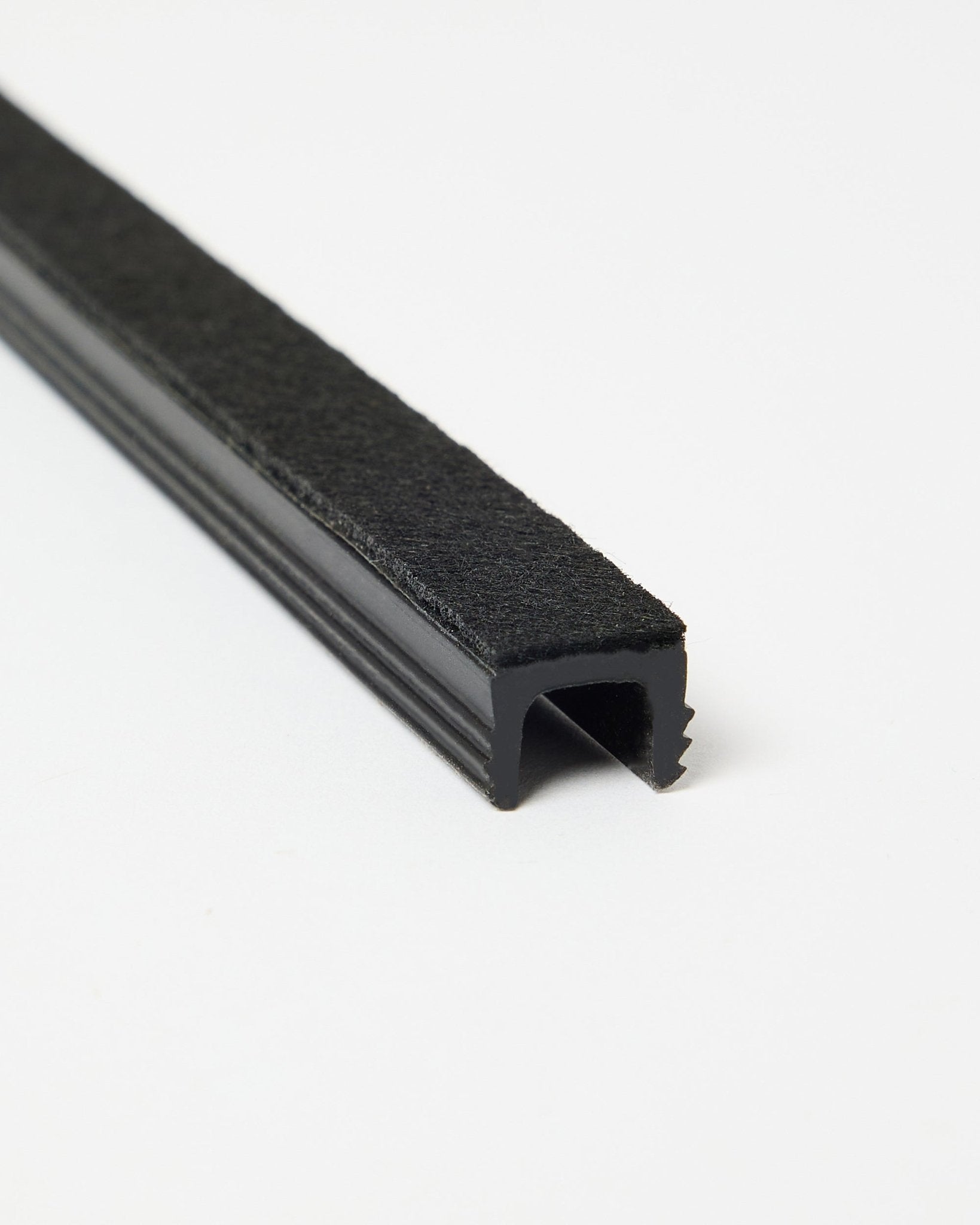 Tre black Dupps Pop-on Cable Covers fra WoodUpp, vist vinklet mot hvit bakgrunn for å fremheve form og finish. Tilbehør til Akupanel-systemer.