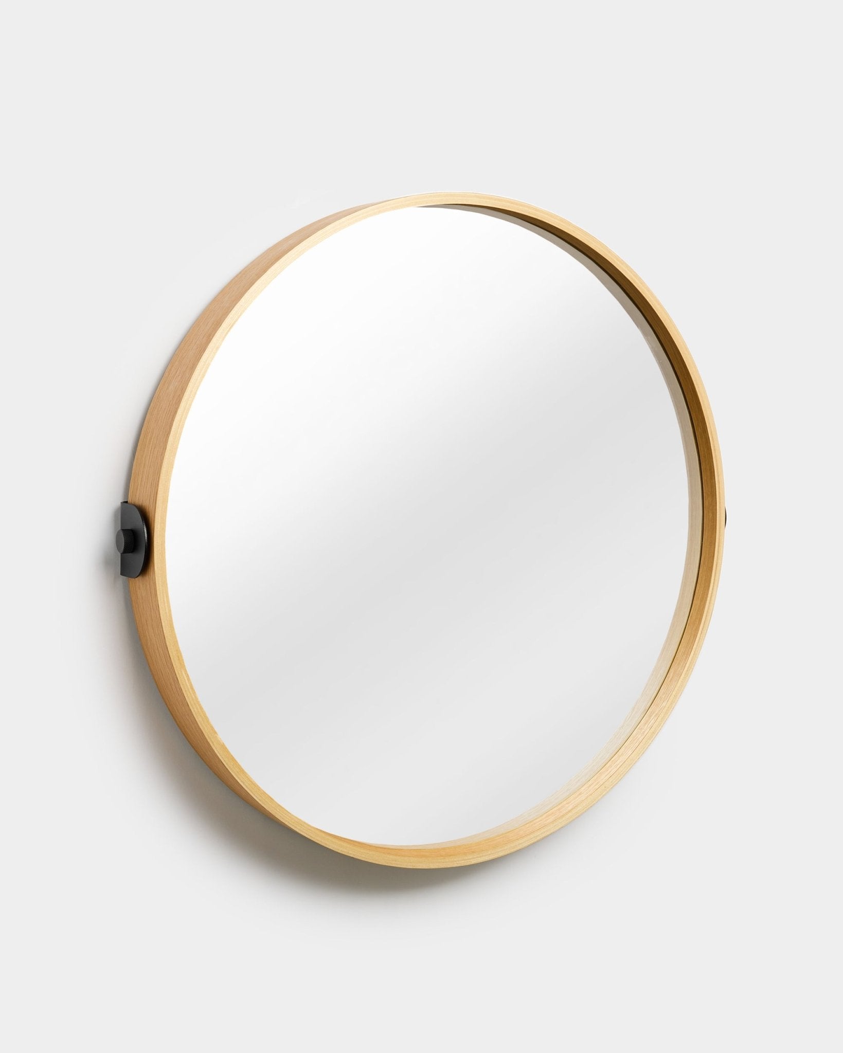Linn | Mirror / Natural Oak fra WoodUpp, et akustisk tilbehør med en ramme i eikefiner, plassert i lett vinkel mot en ren hvit bakgrunn.