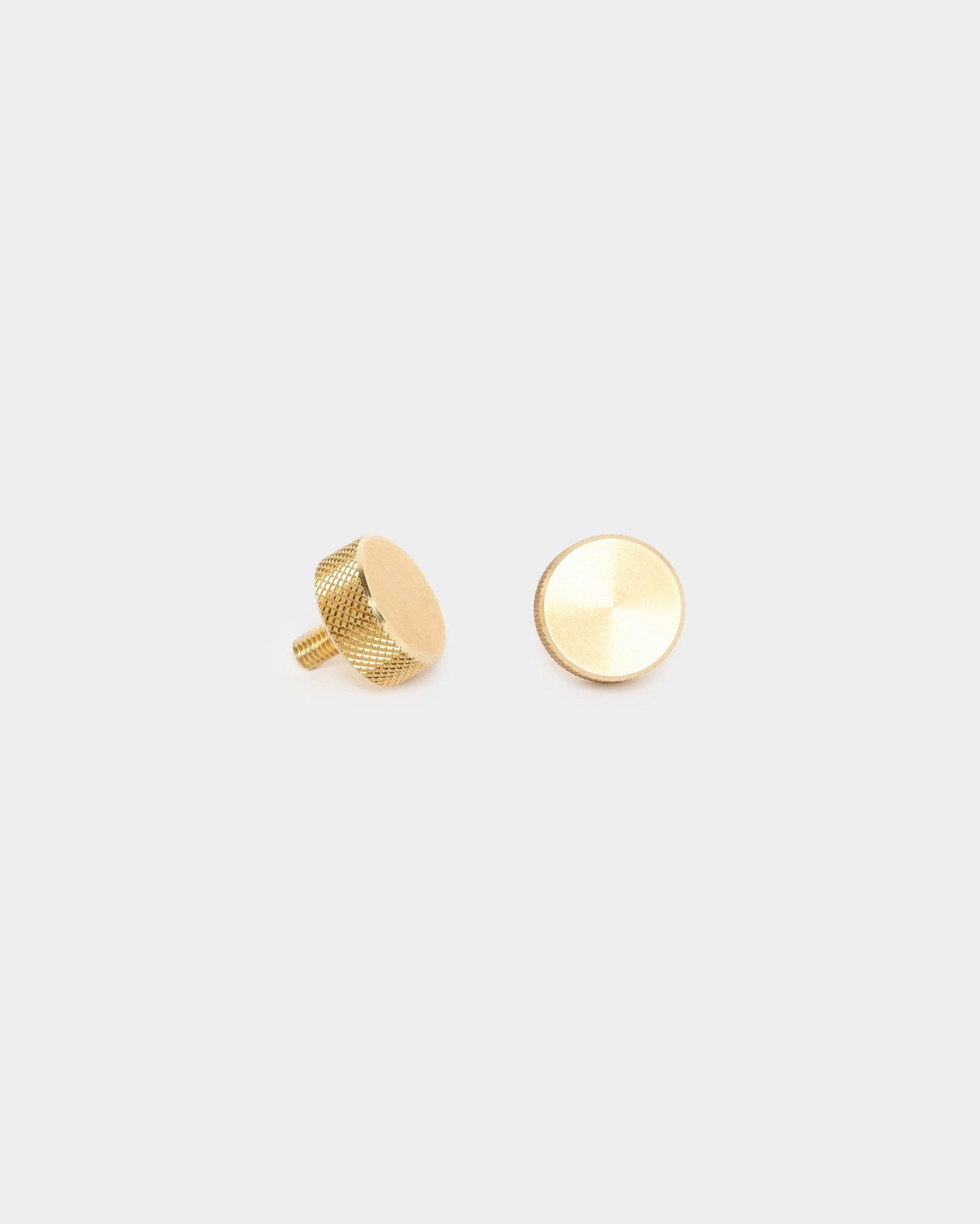 Par med WoodUpp brass fingerskruer (M5x10 mm, 20x8,8) med teksturerte sider og skruepinner, utviklet som tilbehør for montering av akustikkpaneler eller romdelere.