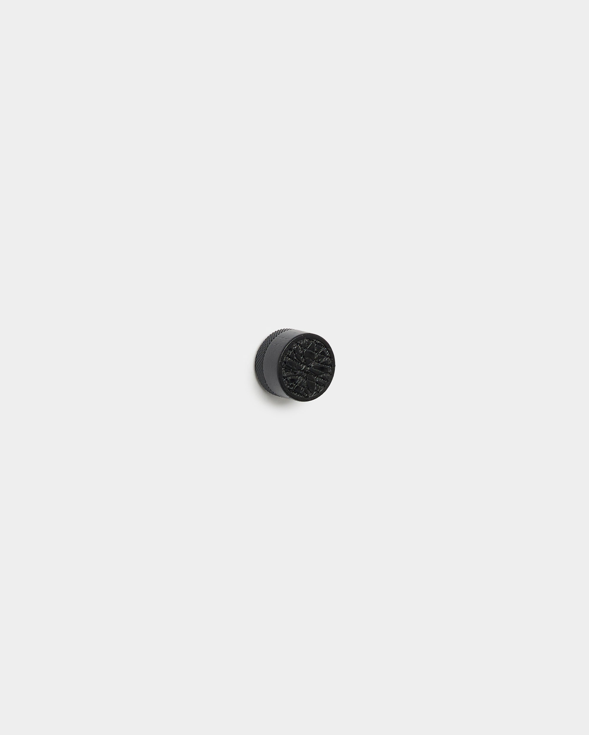 Norr Poster Magnet-sett fra WoodUpp med small, runde knotter i black oak for å feste bilder på en lysegrå Akupanel akustisk trepanelbakgrunn.