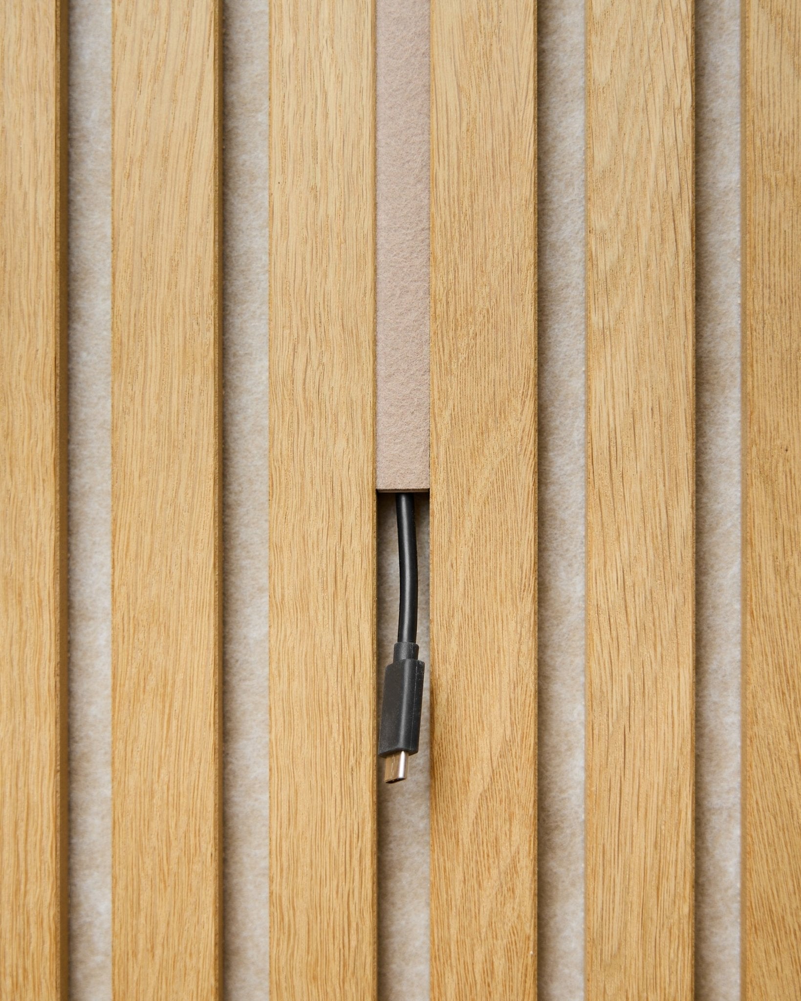Dupps Pop-on Cable Cover (beige, sett med 3) fra WoodUpp skjuler kabler mellom Akustikkpanel spiler, slik at bare kontakten er synlig for en ryddig finish.