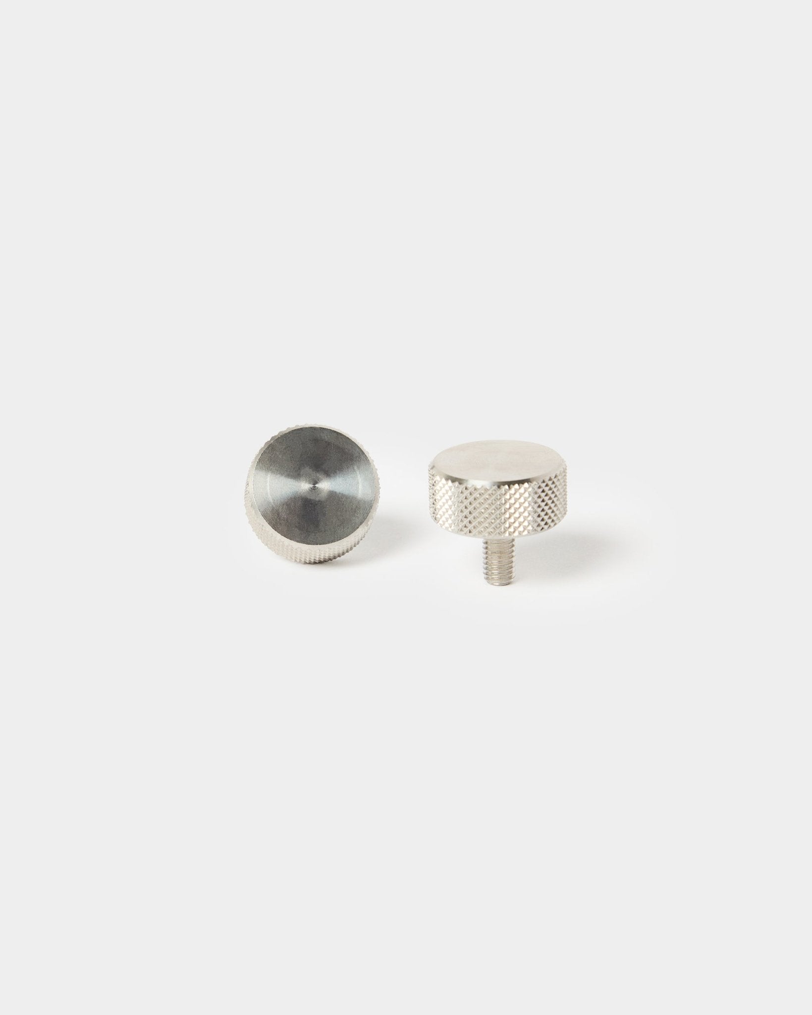 Et par WoodUpp finger-skruer i rustfritt steel (M5x10 mm, 20x8.8) til Akustikkpanel Montering—én med gjenget ende, én med glatt topp.