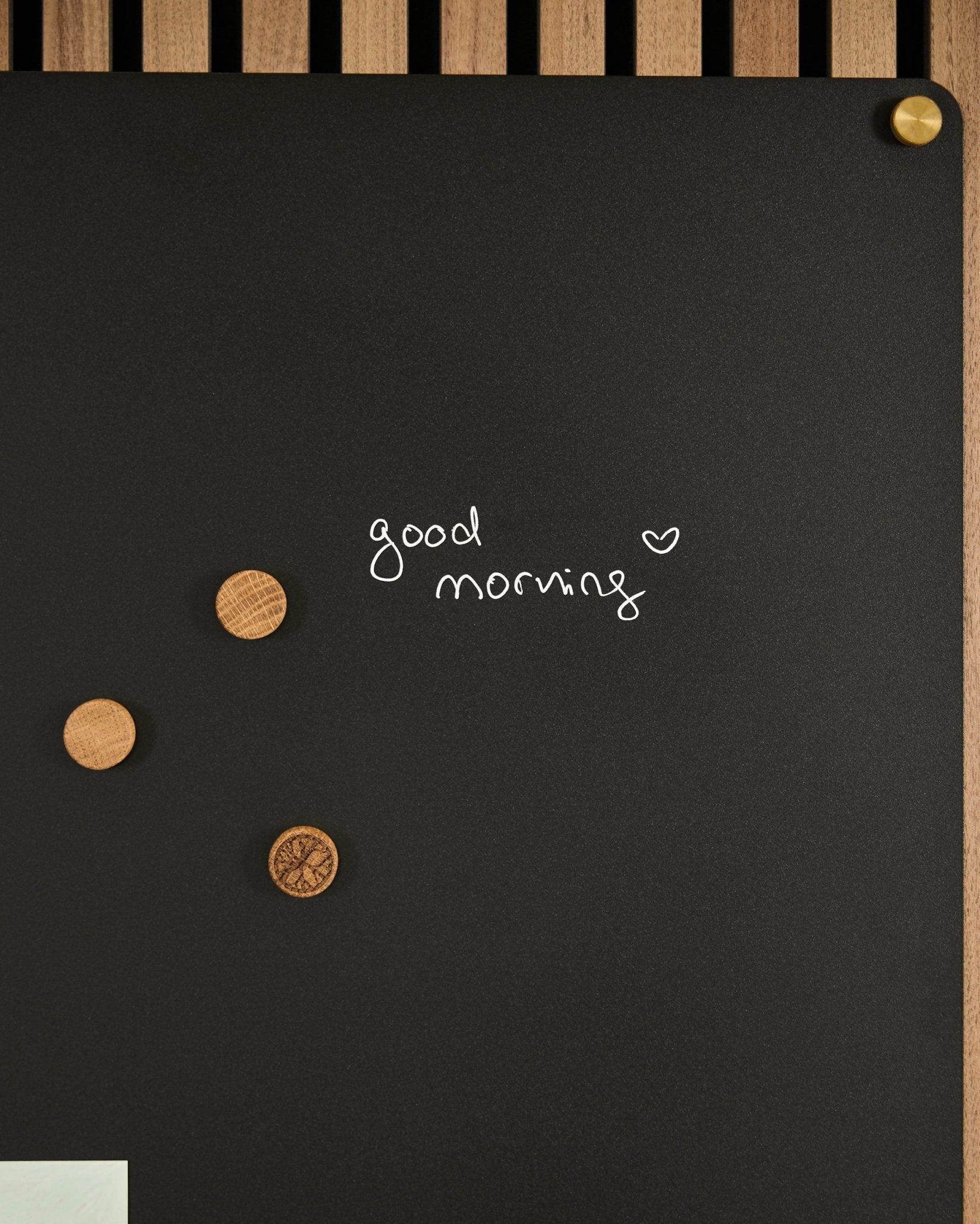Norr | Blackboard set fra WoodUpp har en black Akustikkpanel med good morning og et hjerte, samt 3 tremagneter. Nordisk minimalistisk design.