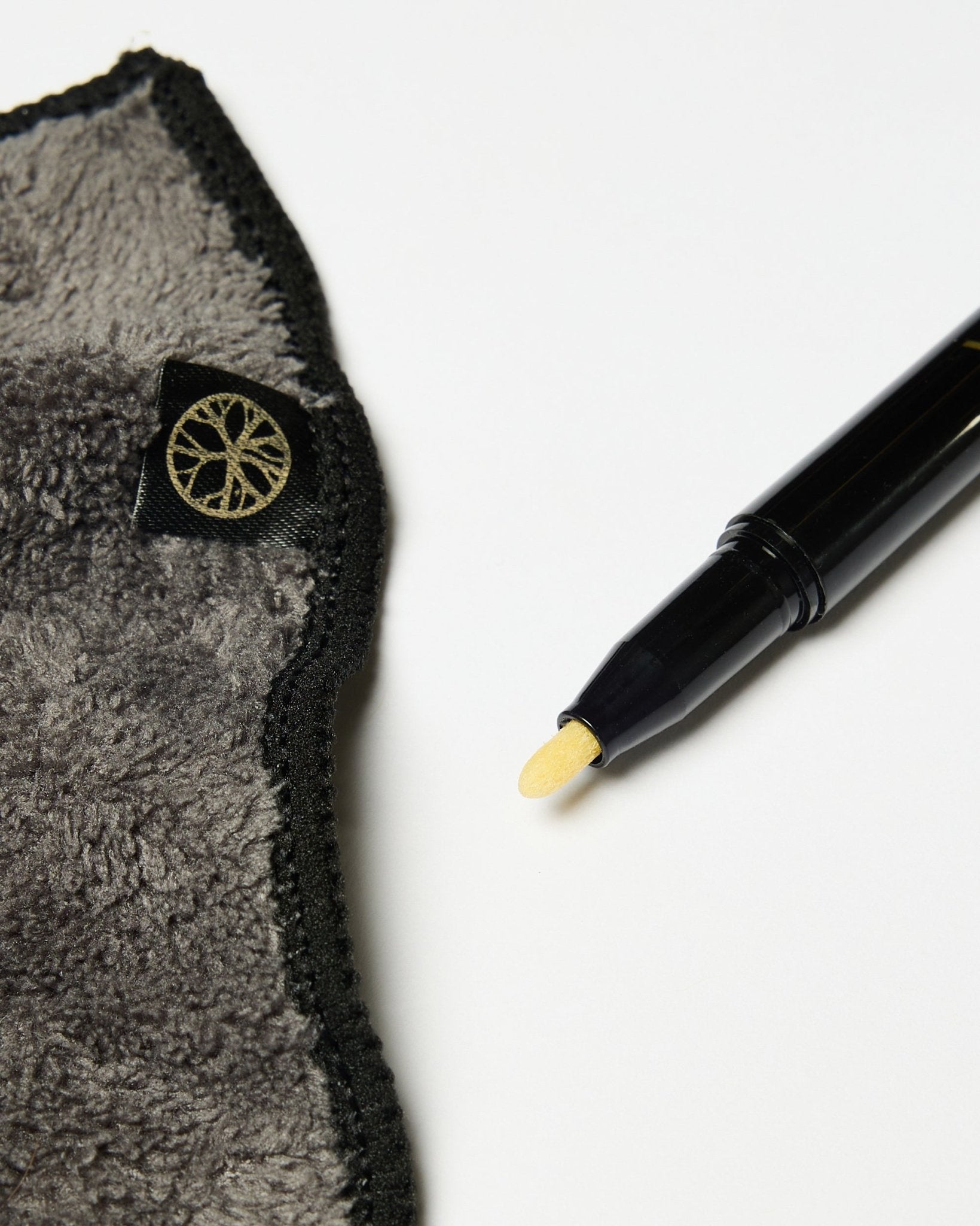 Norr Blackboard-settet fra WoodUpp inkluderer en black tusj med krittblekk med gul spiss og en grå mikrofiberklut med gullfarget etikett, vist på en hvit overflate.