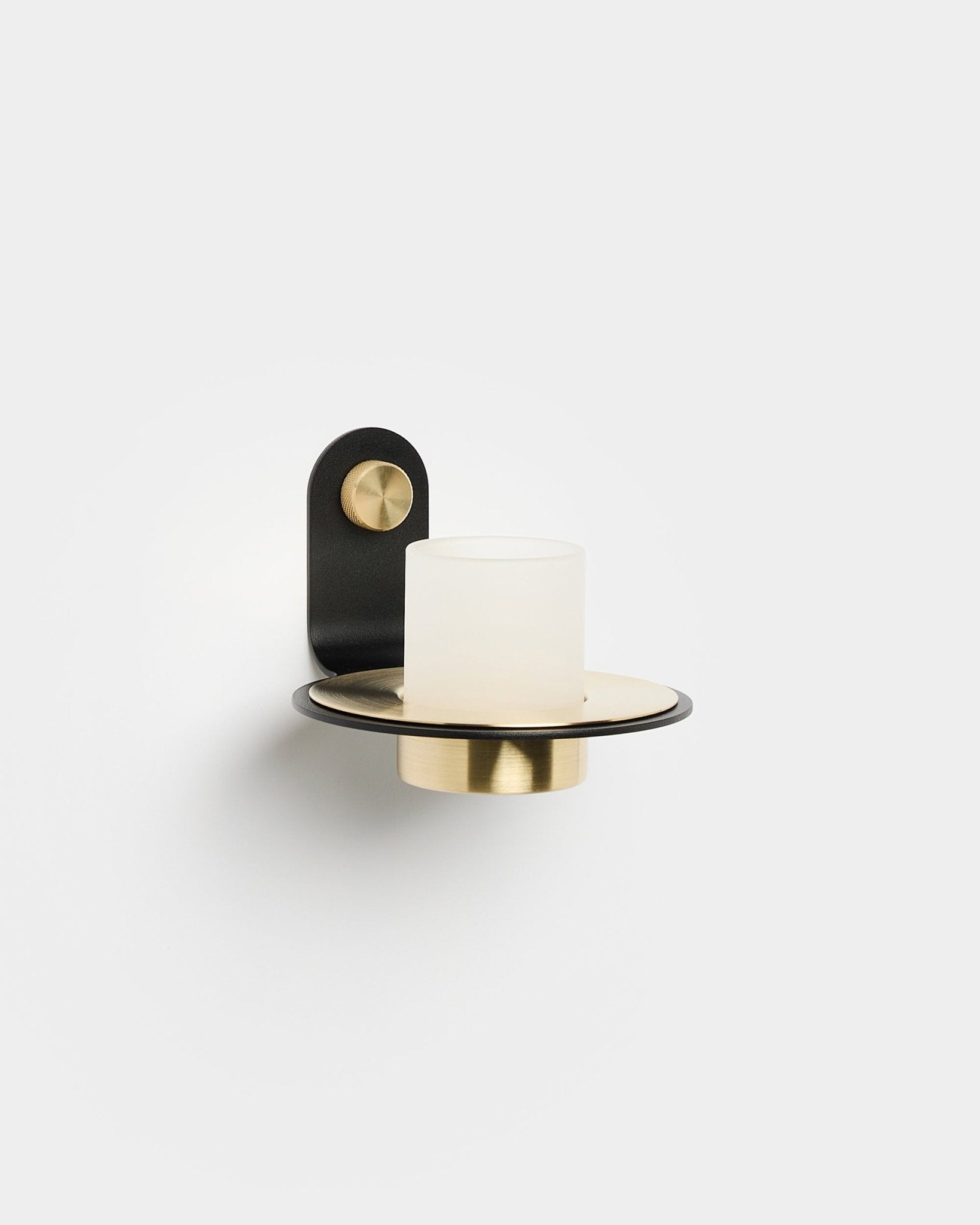 Norr Candle Holder fra WoodUpp med black og brass base og frostet glasskjerm, designet for å passe til LED-lys; i tråd med nordisk minimalistisk stil.