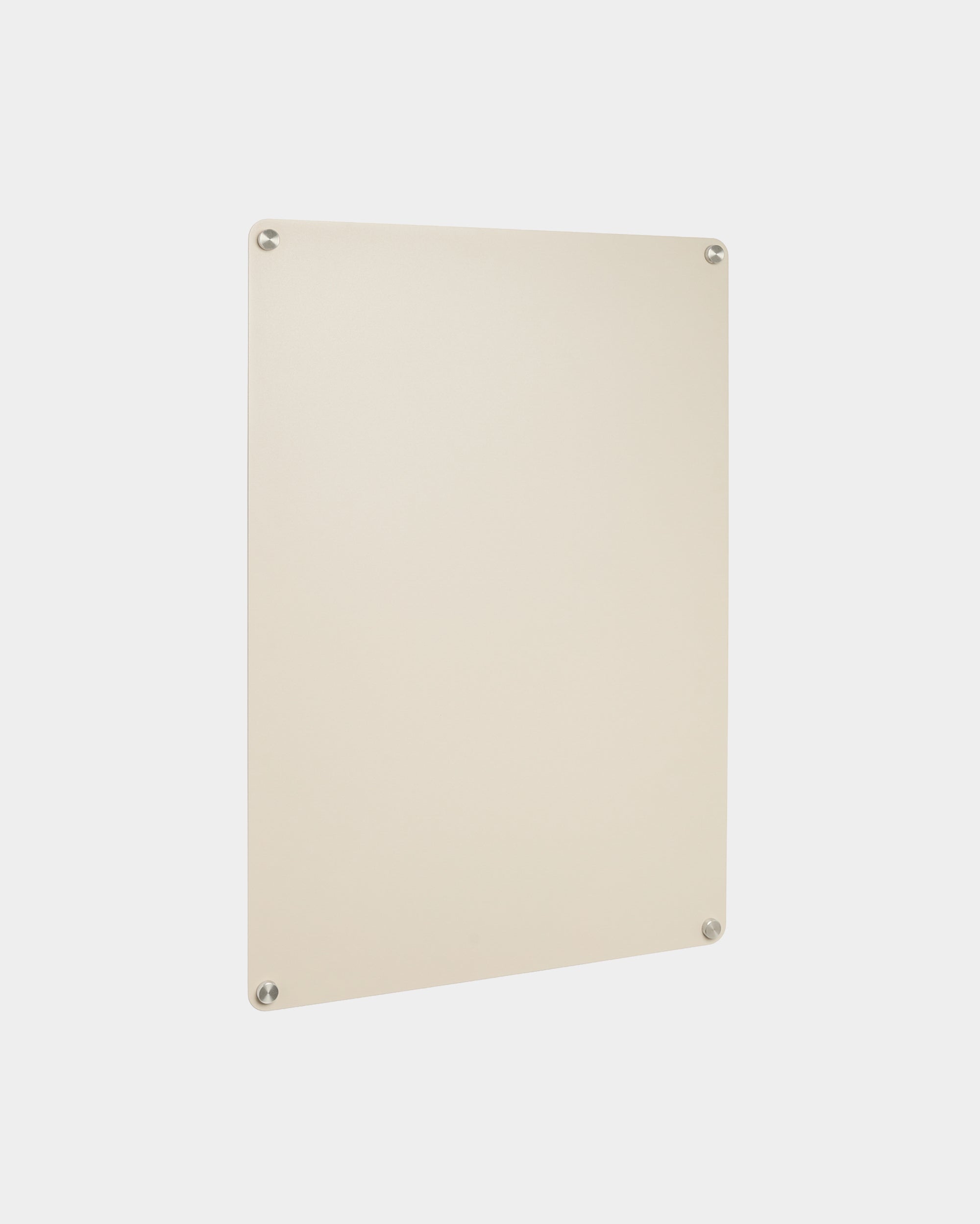 Den Norr large beige magnettavlen fra WoodUpp, rektangulær med fire synlige hjørneskruer, vist mot en enkel hvit bakgrunn.