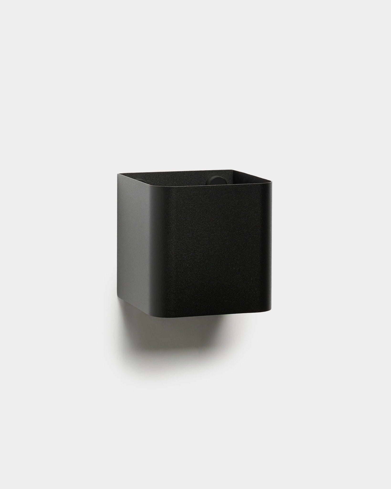 WoodUpp Norr | Plant Box er en minimalistisk, kvadratisk veggmontert oppbevaringsbeholder i black med avrundede kanter, vist mot en enkel hvit bakgrunn.