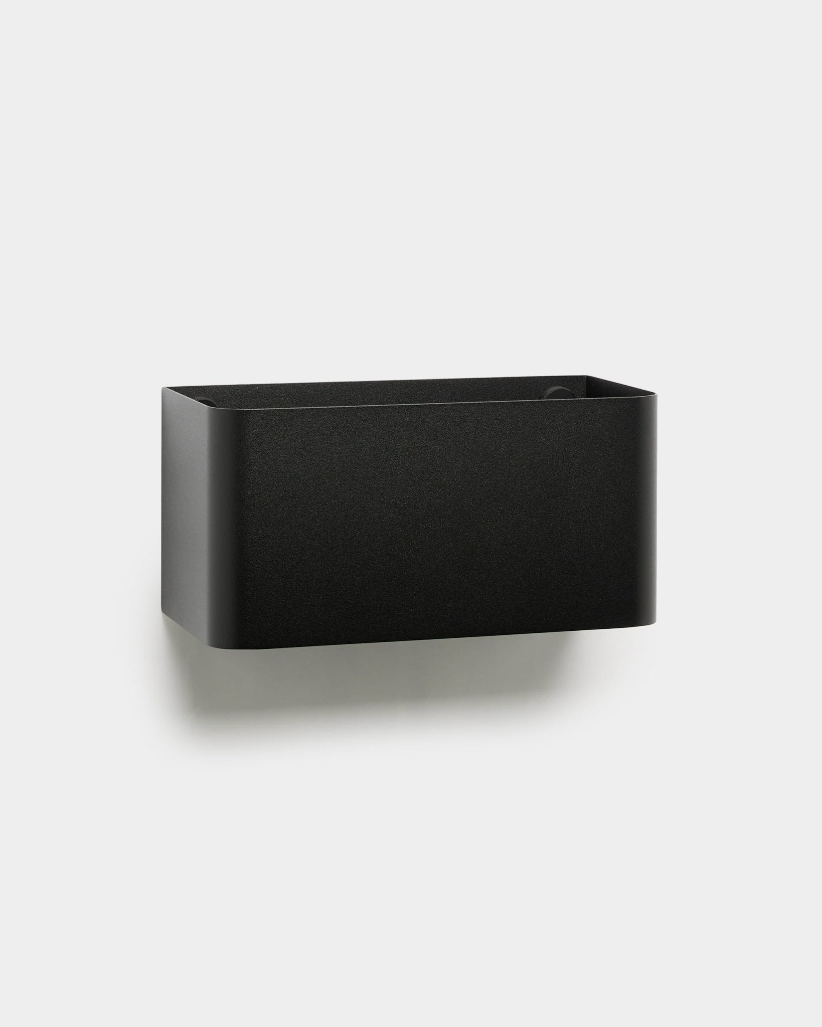 WoodUpp Norr Plant Box (23,9 cm, black) med avrundede kanter, designet for montering på et Akustikkpanel, vist mot en ensfarget lys grå bakgrunn.