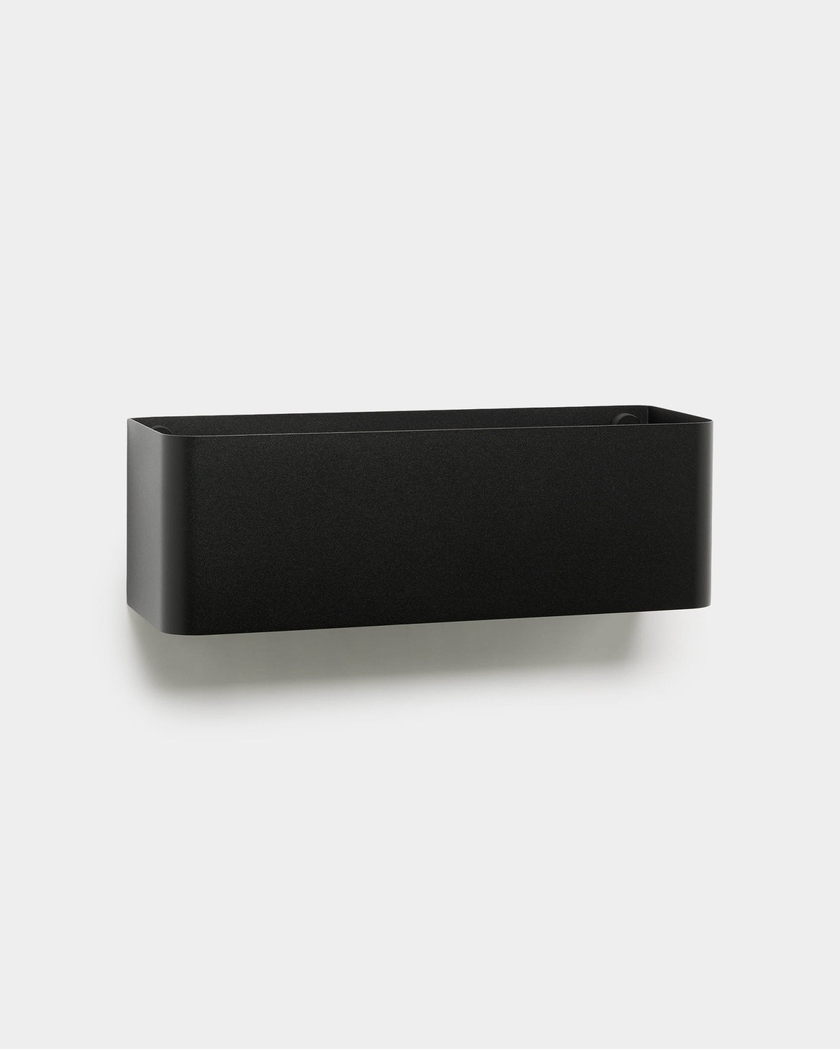 Norr | Plant Box fra WoodUpp er en black, veggmontert plantekasse med avrundede kanter, utformet for å passe inn i nordiske interiører og akustiske trepaneler.