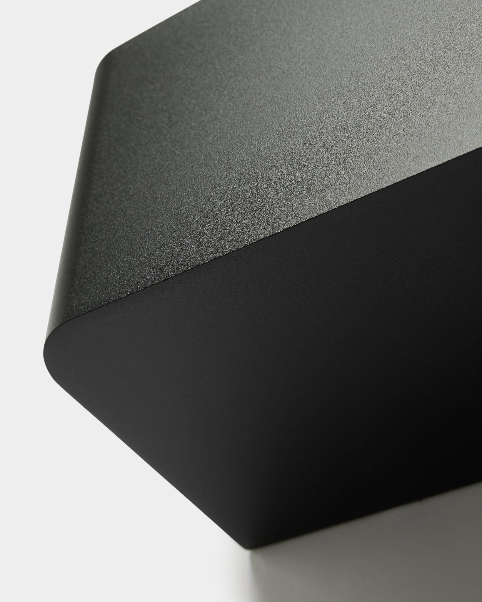 WoodUpp Norr Plant Box (35,9 cm) i black med minimalistisk nordisk design og mykt avrundede kanter, utformet som tilbehør til Akupanel-kolleksjoner.