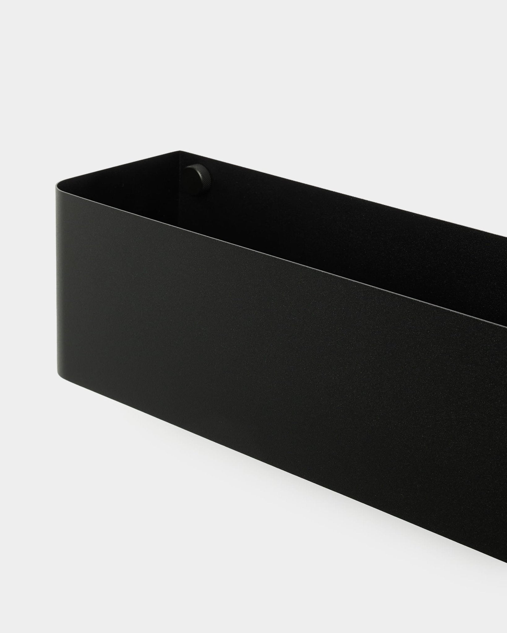 Norr Plant Box fra WoodUpp, 47,9 cm i black med myke buede kanter, plassert mot en enkel hvit bakgrunn.