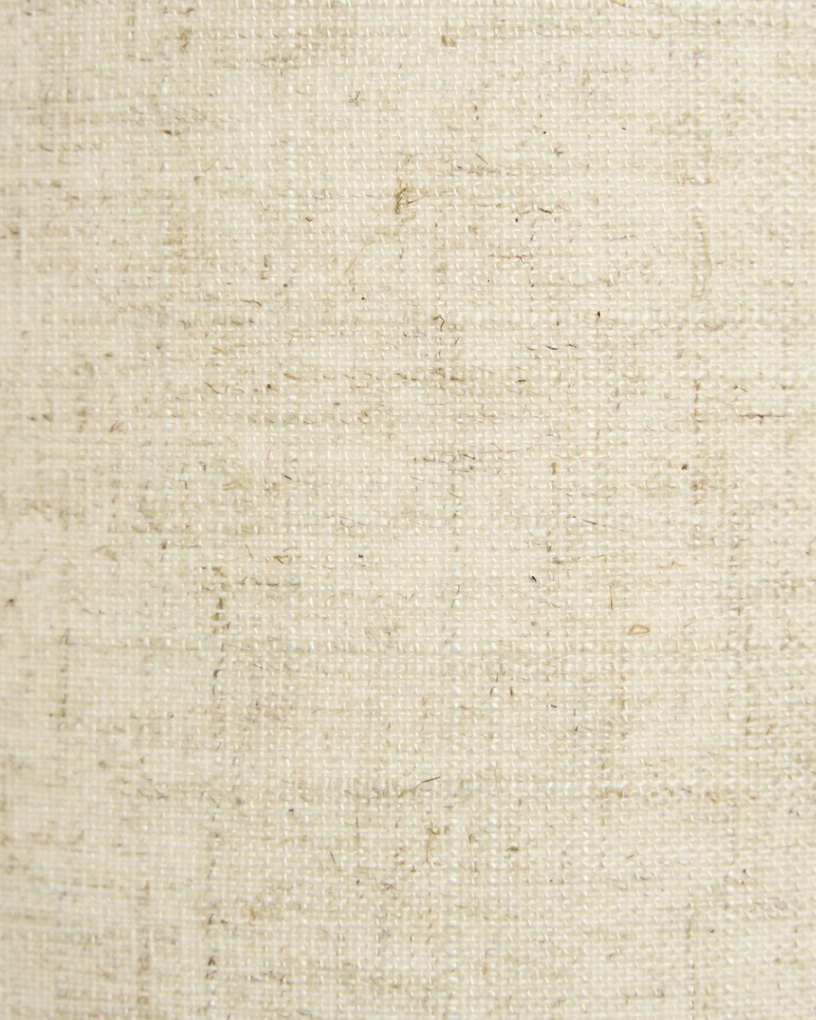 Nærbilde av Feya vegglampe fra WoodUpp i beige toner, med en teksturert skjerm med et naturlig uttrykk i lin-bomull. Nordisk minimalistisk design.