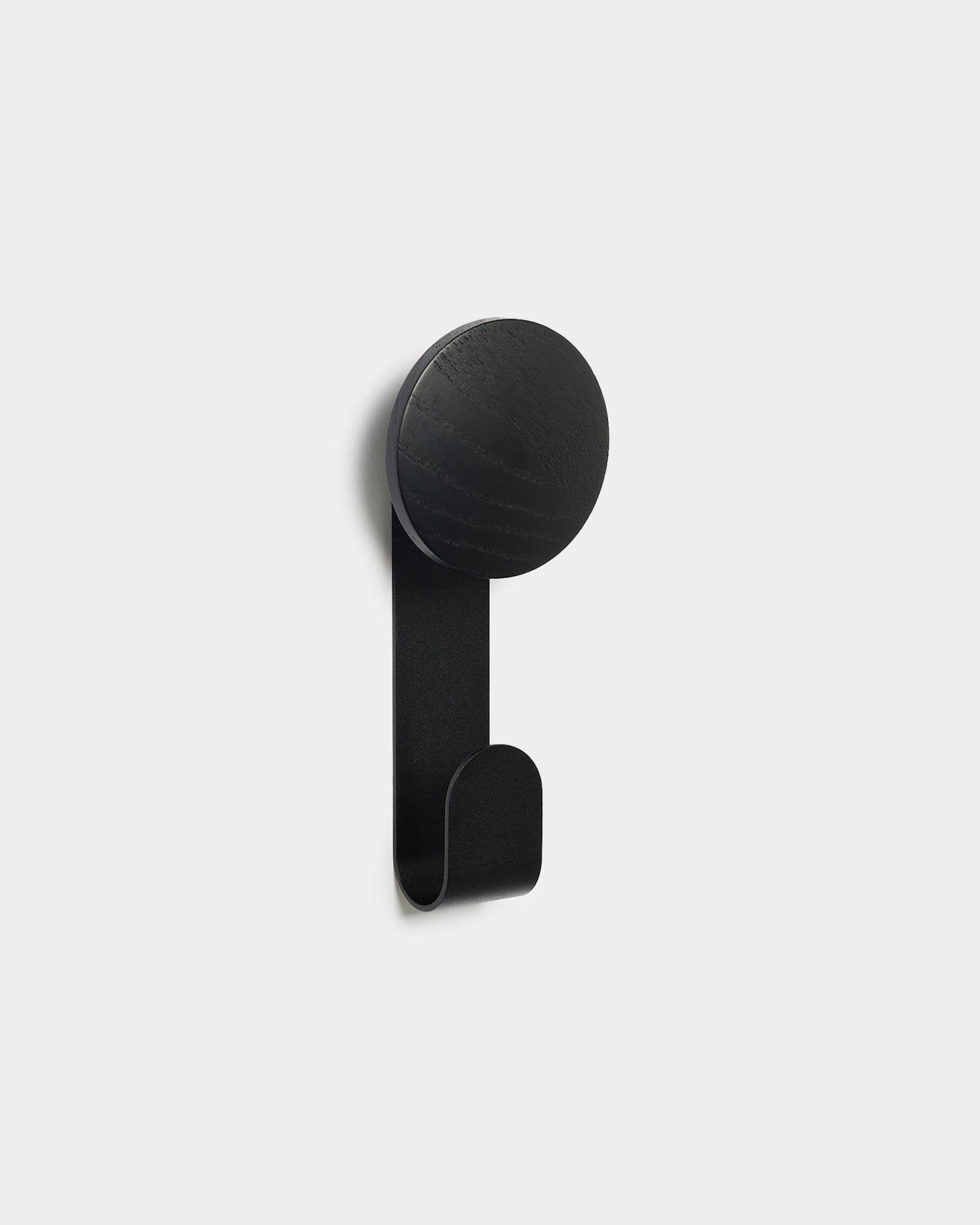 Linn Vertical Hanger i Black Oak fra WoodUpp, et minimalistisk tilbehør laget for å henge opp ting på Akupanel akustiske trepaneler.