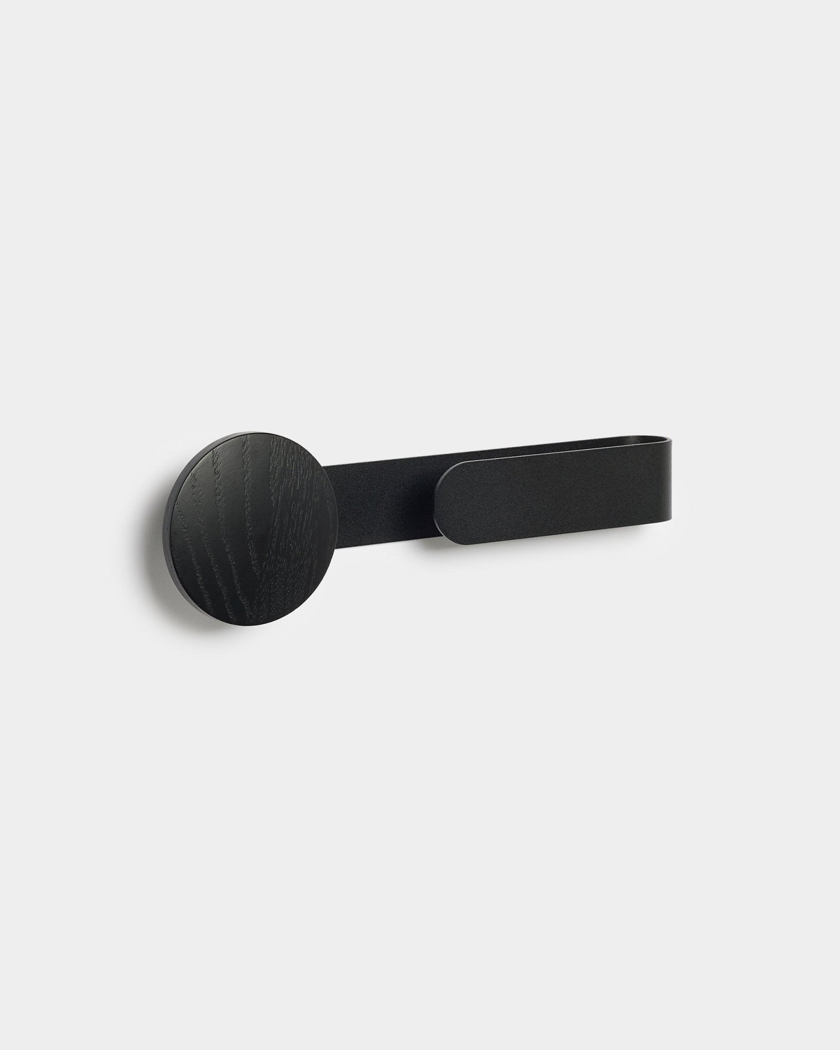 Linn | Horizontal Hanger i Black Oak fra WoodUpp, et minimalistisk tilbehør i black pulverlakkert steel og tre, mot en lys grey bakgrunn.