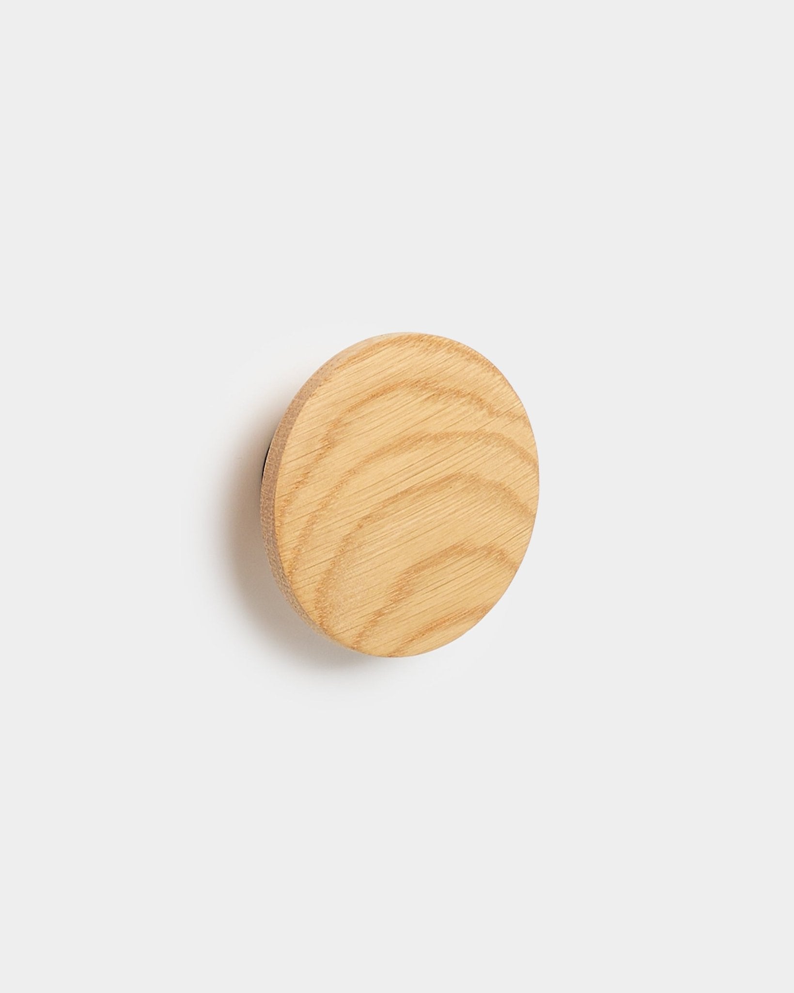 Linn I Single Hanger fra WoodUpp, et natural oak tilbehør med synlig trestruktur, designet for Akupanel akustikkpaneler, på en enkel hvit bakgrunn.