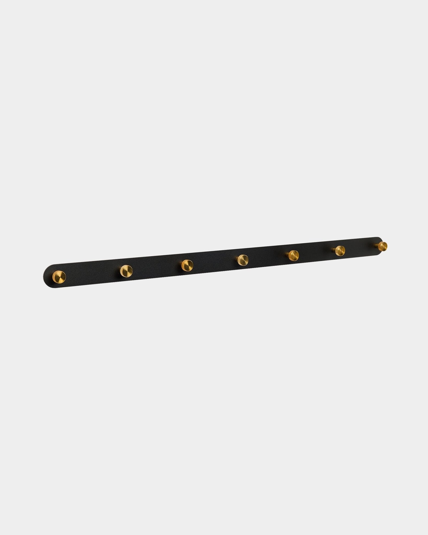 Norr Coat Hook Rack fra WoodUpp med 7 brass kroker på en black Akustikkpanel, utformet som en gangoppbevaring som er kompatibel med Akupanel-kolleksjoner.