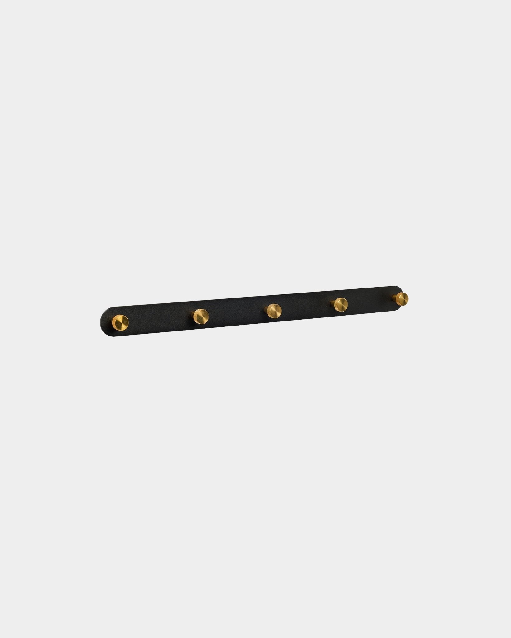 WoodUpp Norr knaggrekke i black og brass med 5 steel knagger, veggmontert, vist mot en enkel hvit bakgrunn.
