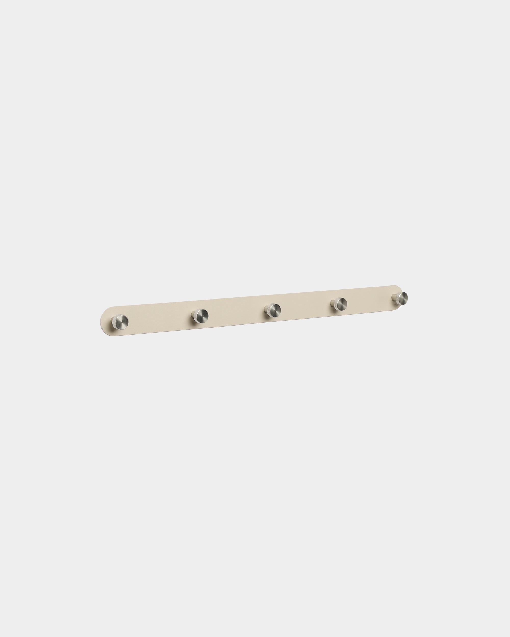 Norr knaggrekke fra WoodUpp med 5 beige- og rustfrie steel kroker, utviklet som et tilbehør for å organisere rom sammen med nordiske akustiske trepaneler.