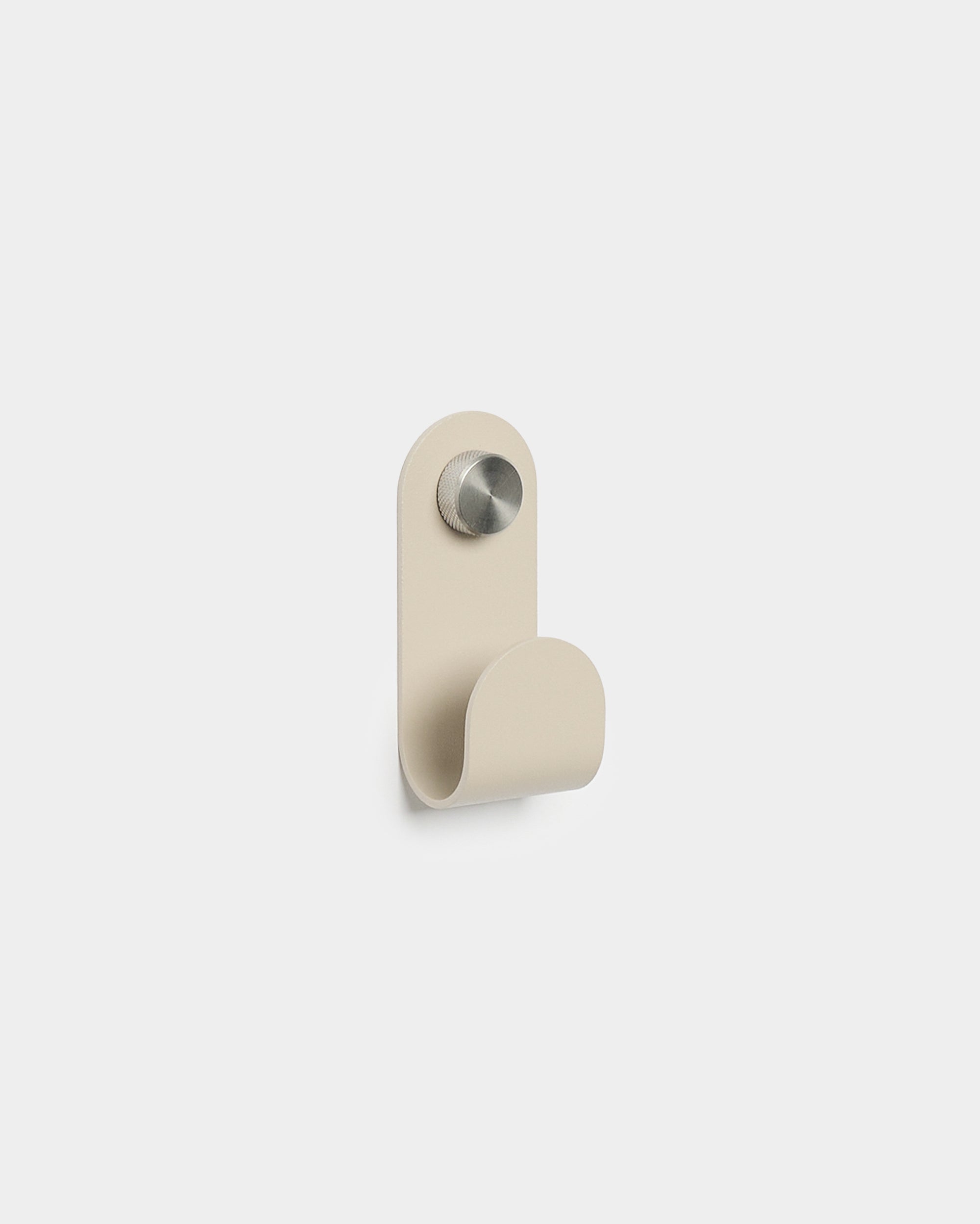 WoodUpp Norr Single Hanger i beige med en minimalistisk buet form og børstet metallfinish, utformet som et tilbehør til kompakte Akupanel veggkroker.