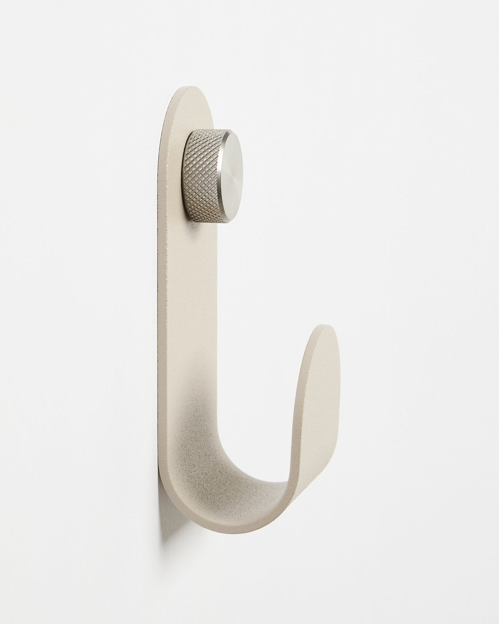 Norr | Single Hanger i Beige fra WoodUpp, et minimalistisk veggmontert tilbehør med en sølvfarget knot, utviklet for å komplettere Akupanel akustiske trepaneler.