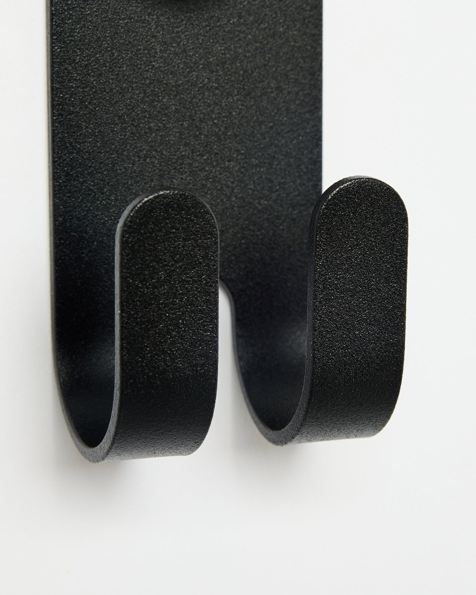 Nærbilde av Norr Double Hanger i black fra WoodUpp, som viser doble kroker designet for Akupanel-tilbehør mot en hvit bakgrunn.