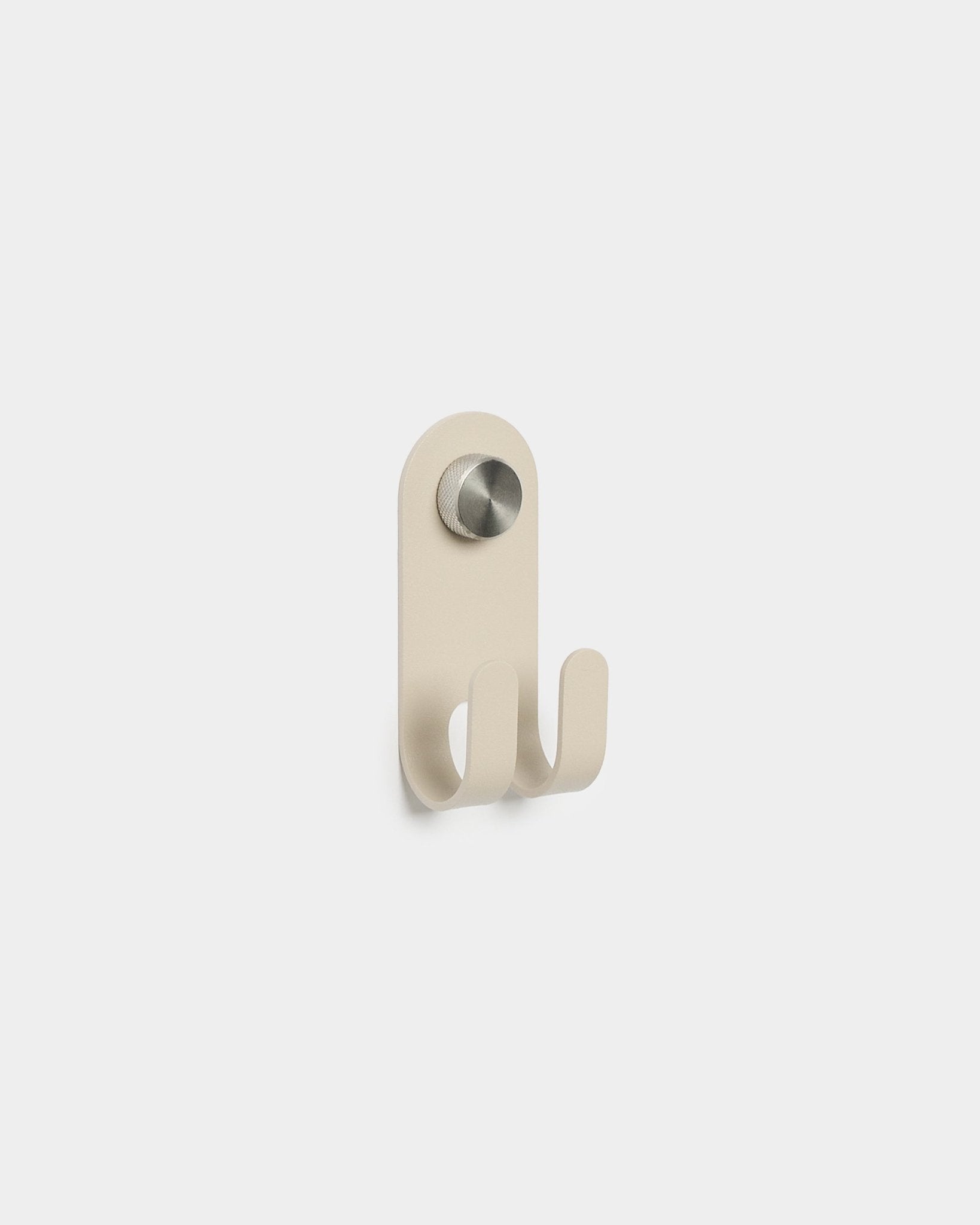 WoodUpp Norr Double Hanger i beige med to metallkroker og en rund sølvfarget knott, i et minimalistisk nordisk design, vist mot en enkel hvit bakgrunn.