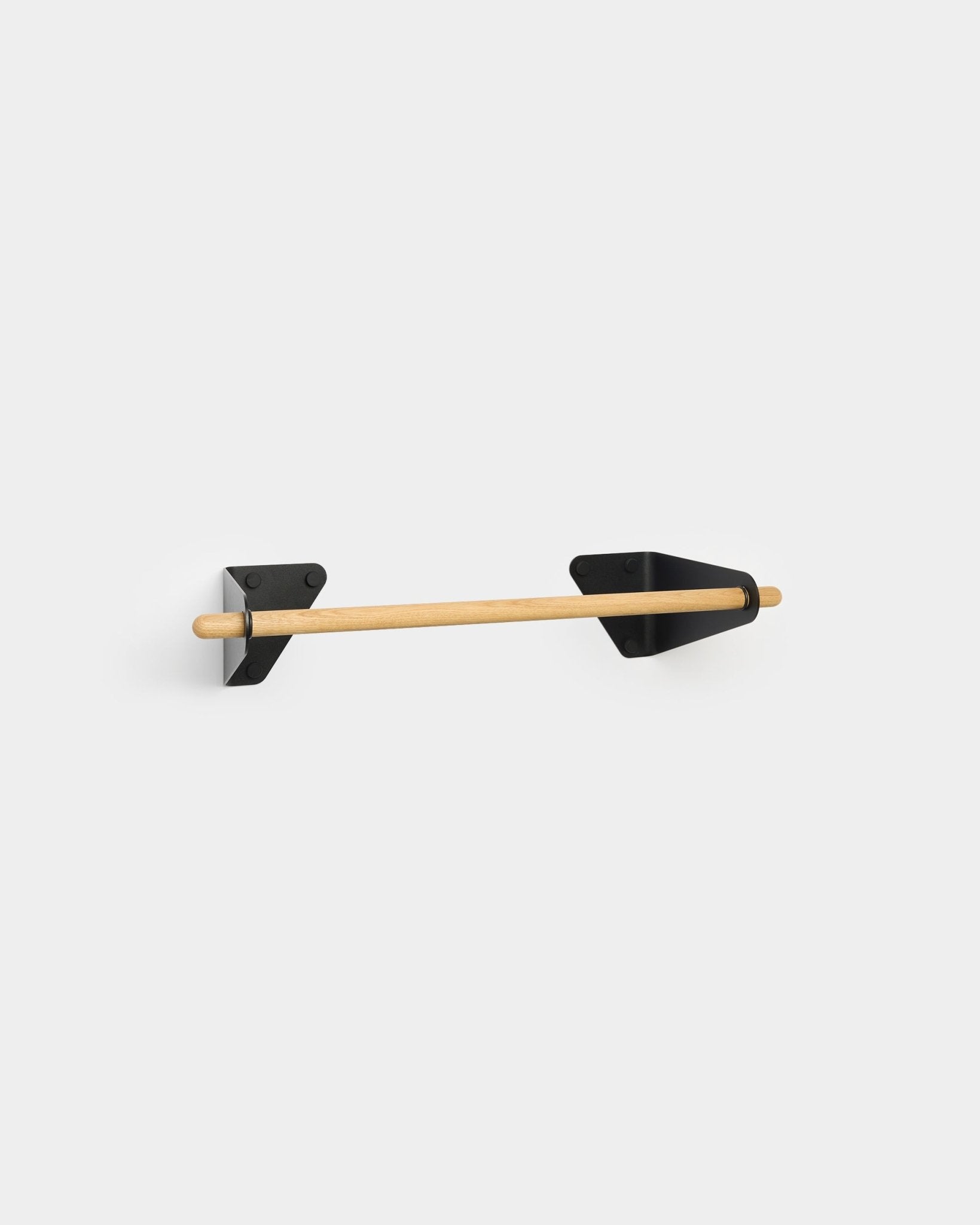 WoodUpp toalettpapirholder med en minimalistisk trestang og black trekantede braketter, utformet for å passe sammen med Linn Coat Rail for Akupanel tilbehør.