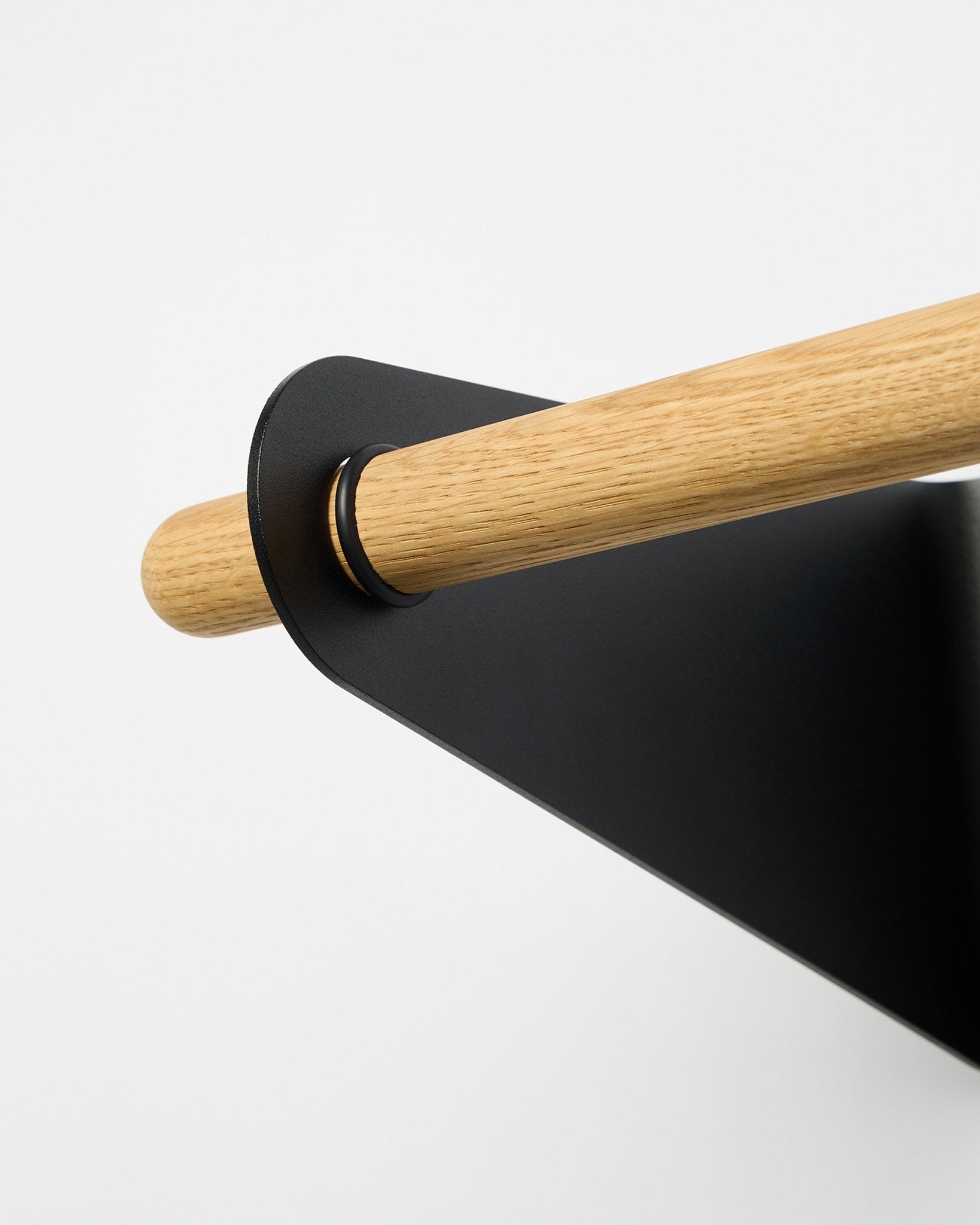 Nærbilde av WoodUpp Linn Coat Rail i black (75,9 cm), montert i en black metallbrakett, vist mot en ren hvit bakgrunn.