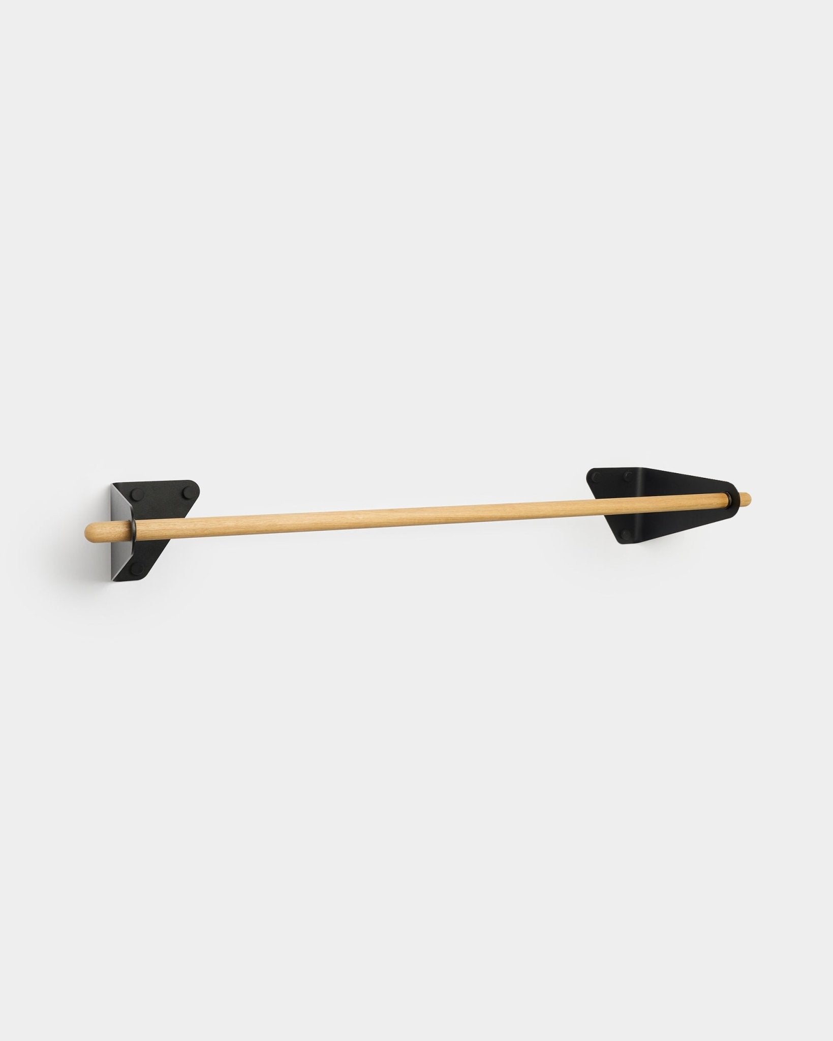 Minimalistisk veggmontert eikeknaggrekke på 115,9 cm med black metallbraketter fra WoodUpp, vist mot en hvit bakgrunn.
