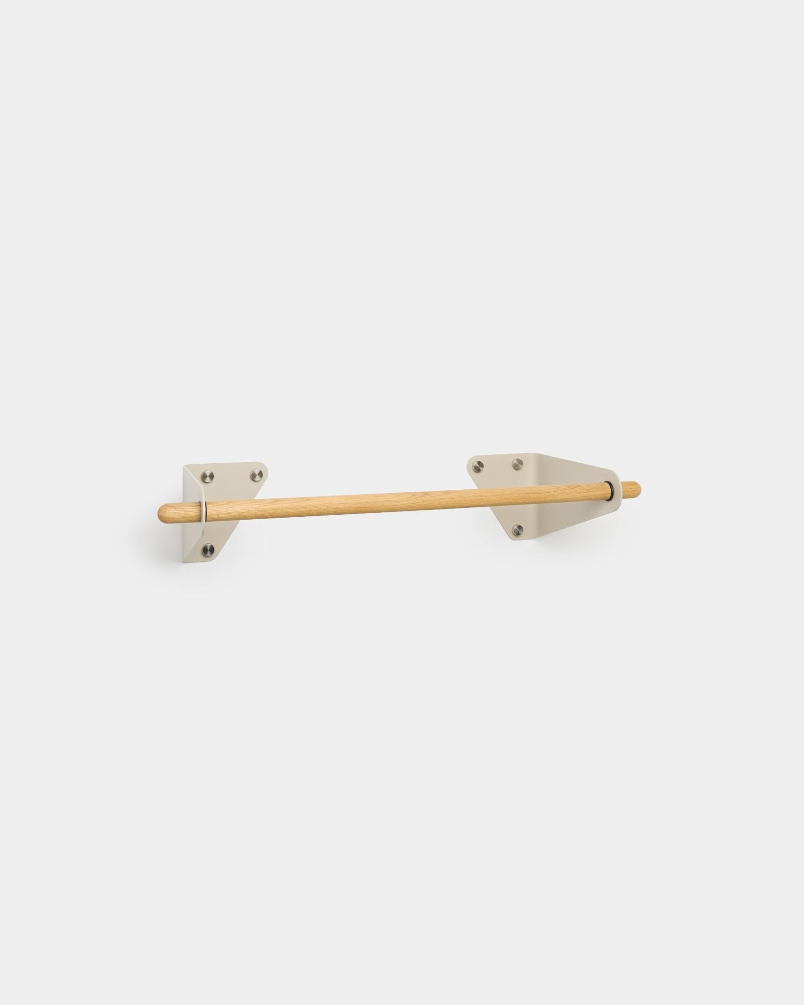 Linn knaggrekke fra WoodUpp med nordisk uttrykk, har en stang i massiv eik og to beige trekantede braketter, 75,9 cm lang, mot en enkel hvit bakgrunn.