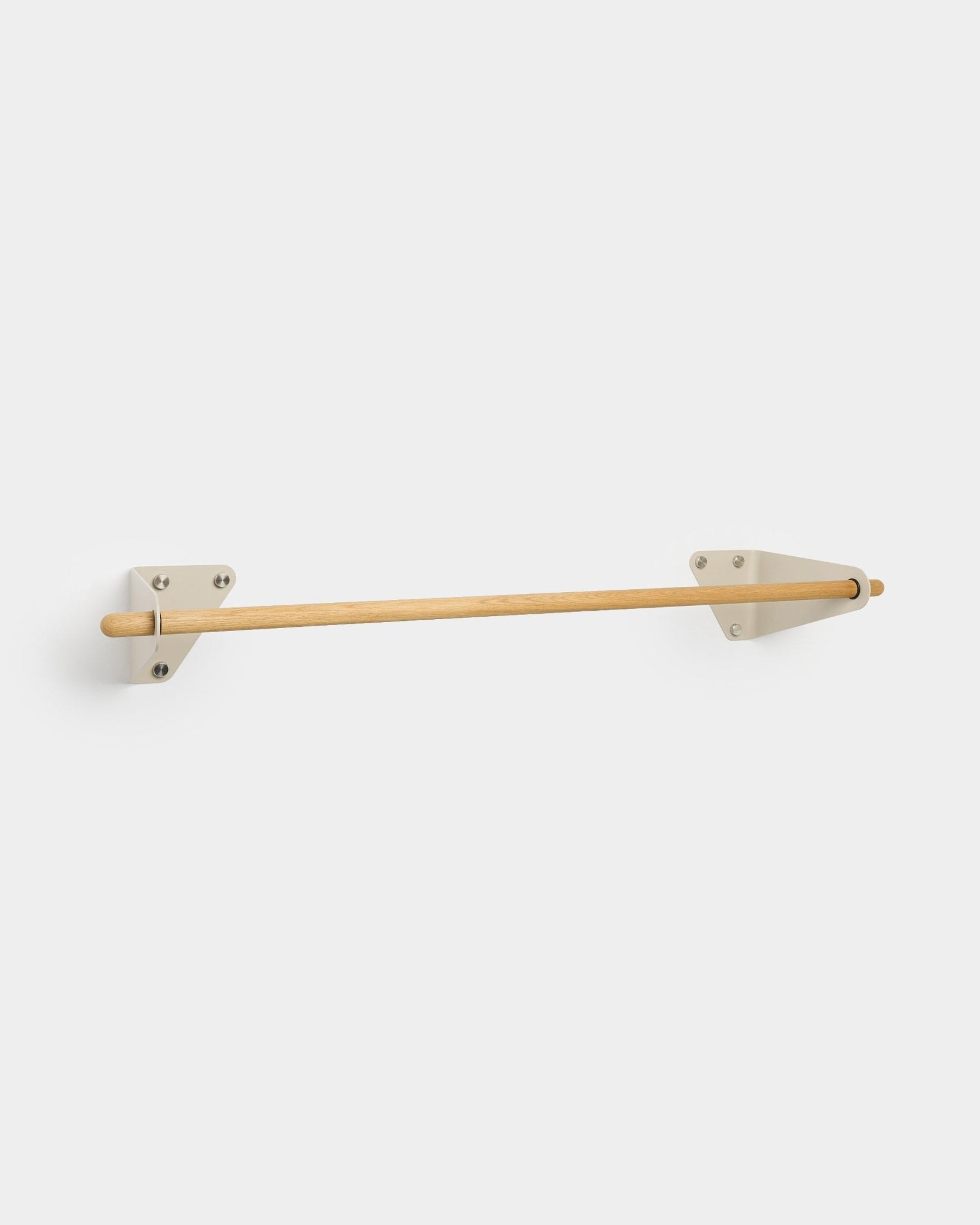WoodUpp Linn minimalistisk klesstang i beige, 115,9 cm, med stang i massiv eik og hvite metallbraketter, vist mot en enkel bakgrunn.