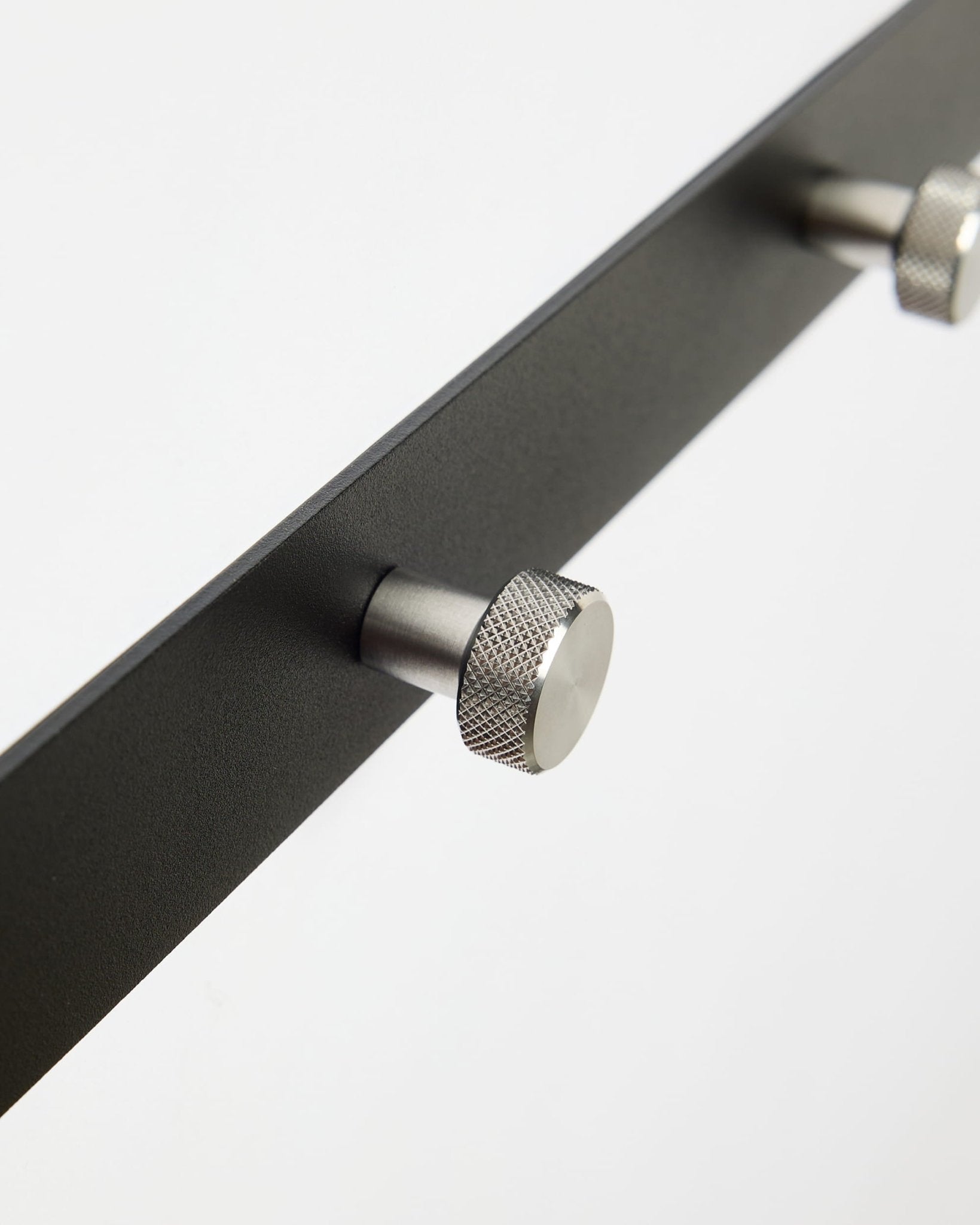 Nærbilde av Norr | Coat Hook Rack / X5 fra WoodUpp i black og rustfritt steel, utformet som et tilbehør til Akupanel akustiske paneler eller til bruk i gangen.