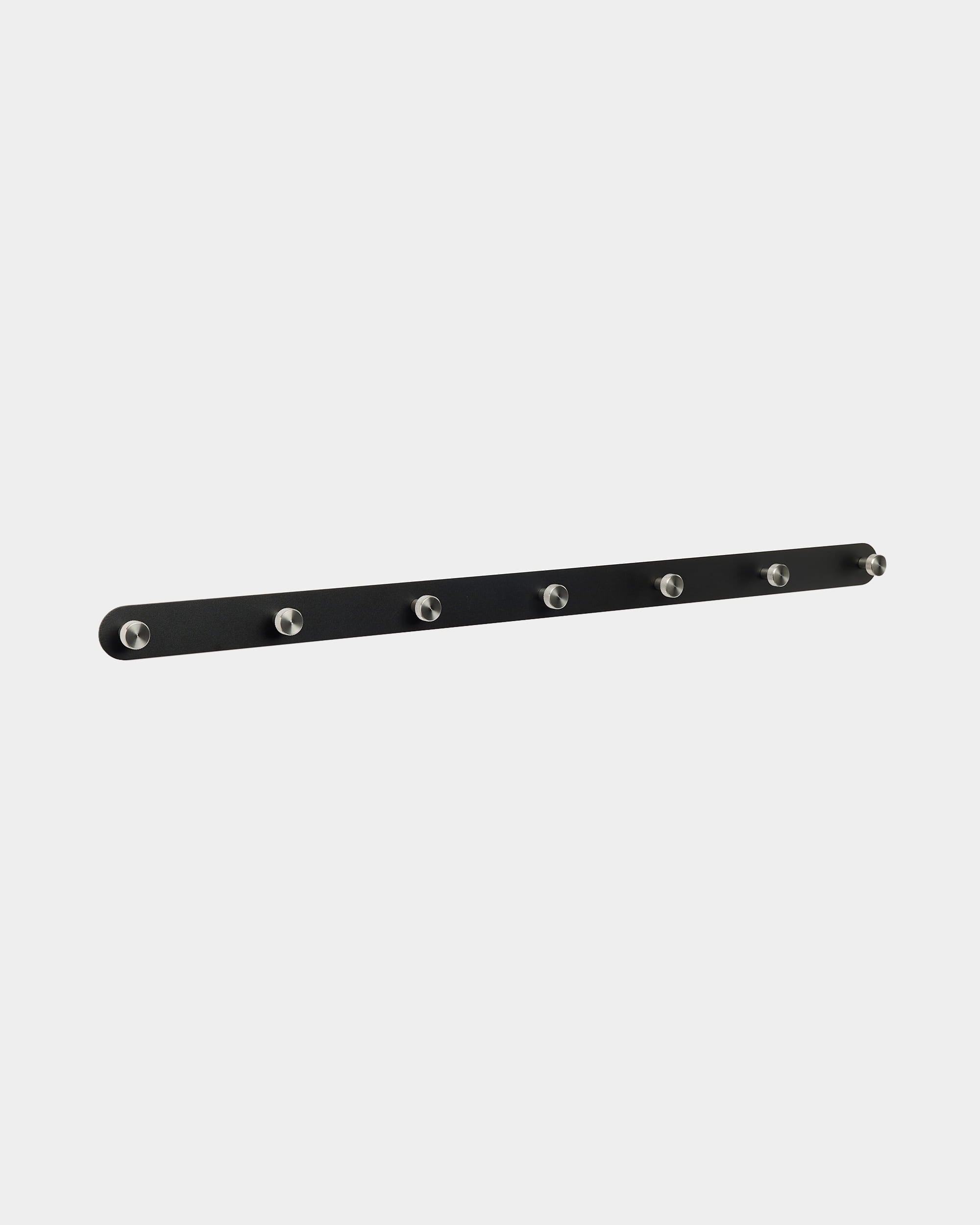WoodUpp Norr knaggrekke har et black nordisk design med 7 sølvfargede kroker, laget for å passe sammen med Akupanel akustikkpaneler i entréer eller ganger.