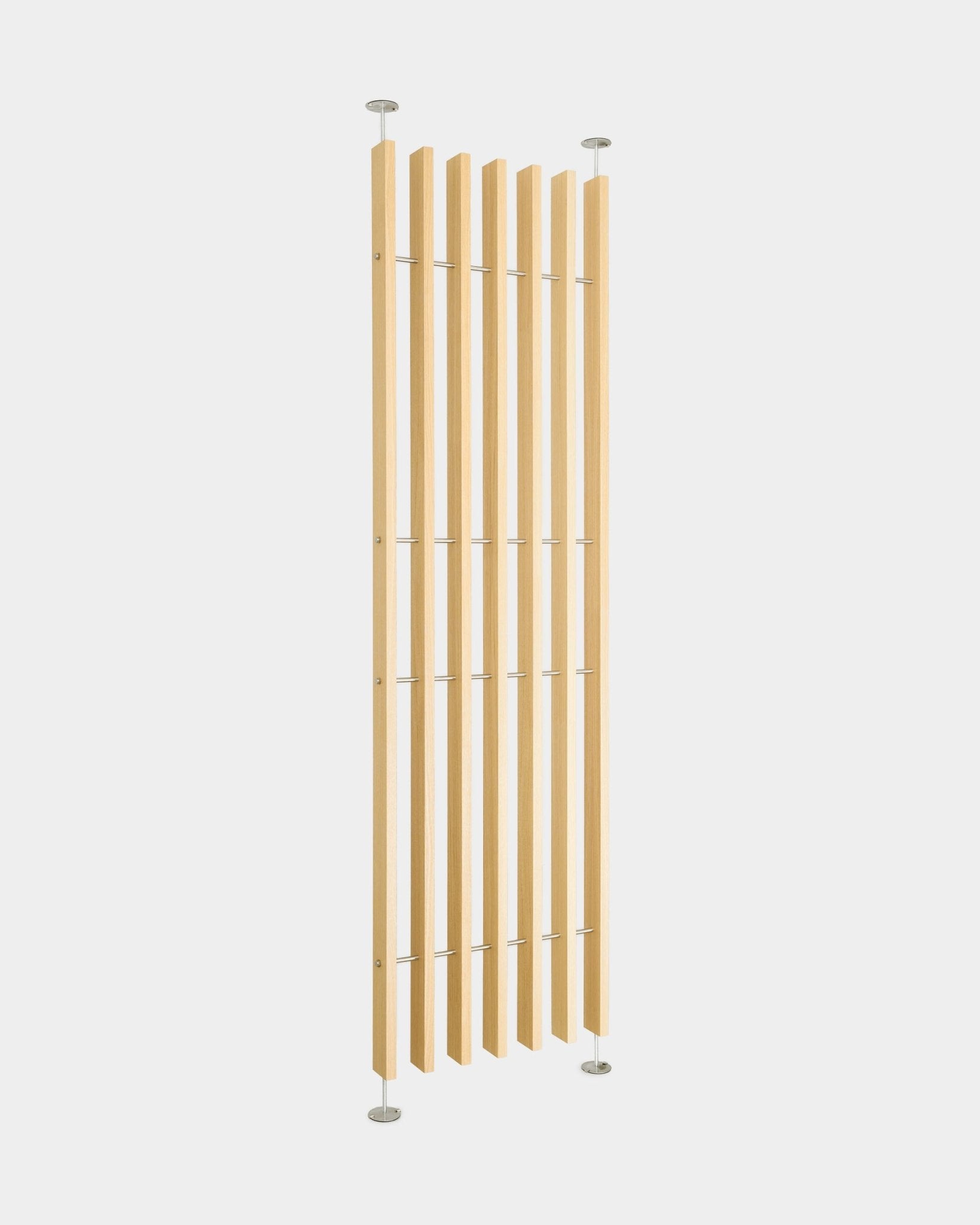 WoodUpp EMBRACE romdeler BM1, 236–252 cm, har vertical natural oak spiler med metallstenger og runde baser; monteres fra gulv til tak uten boring.