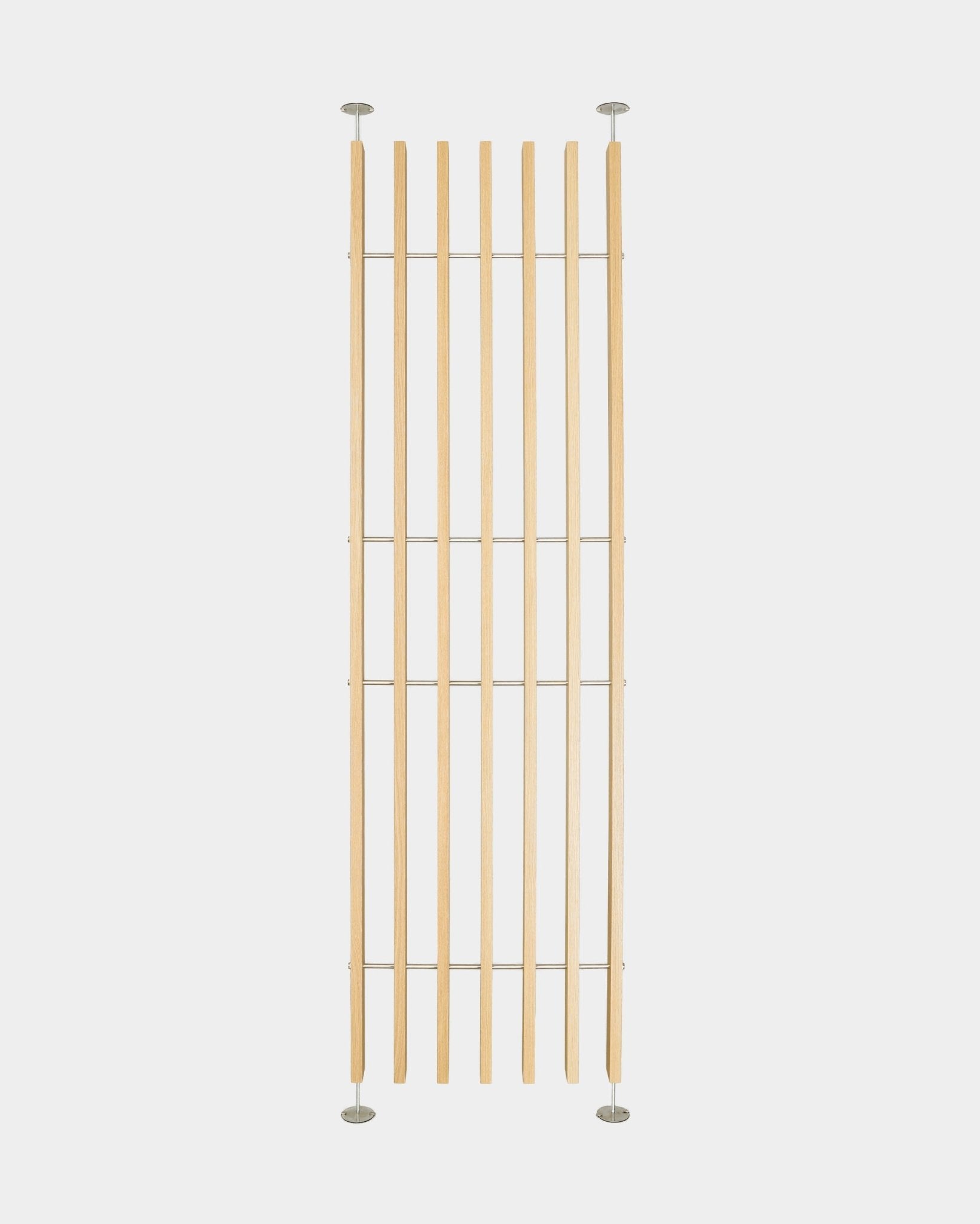 Embrace BM1 romdeler fra WoodUpp, spiler i eik fra gulv til tak i nordisk stil med metallfester, justerbar høyde 236–252 cm, verktøyfri Montering.