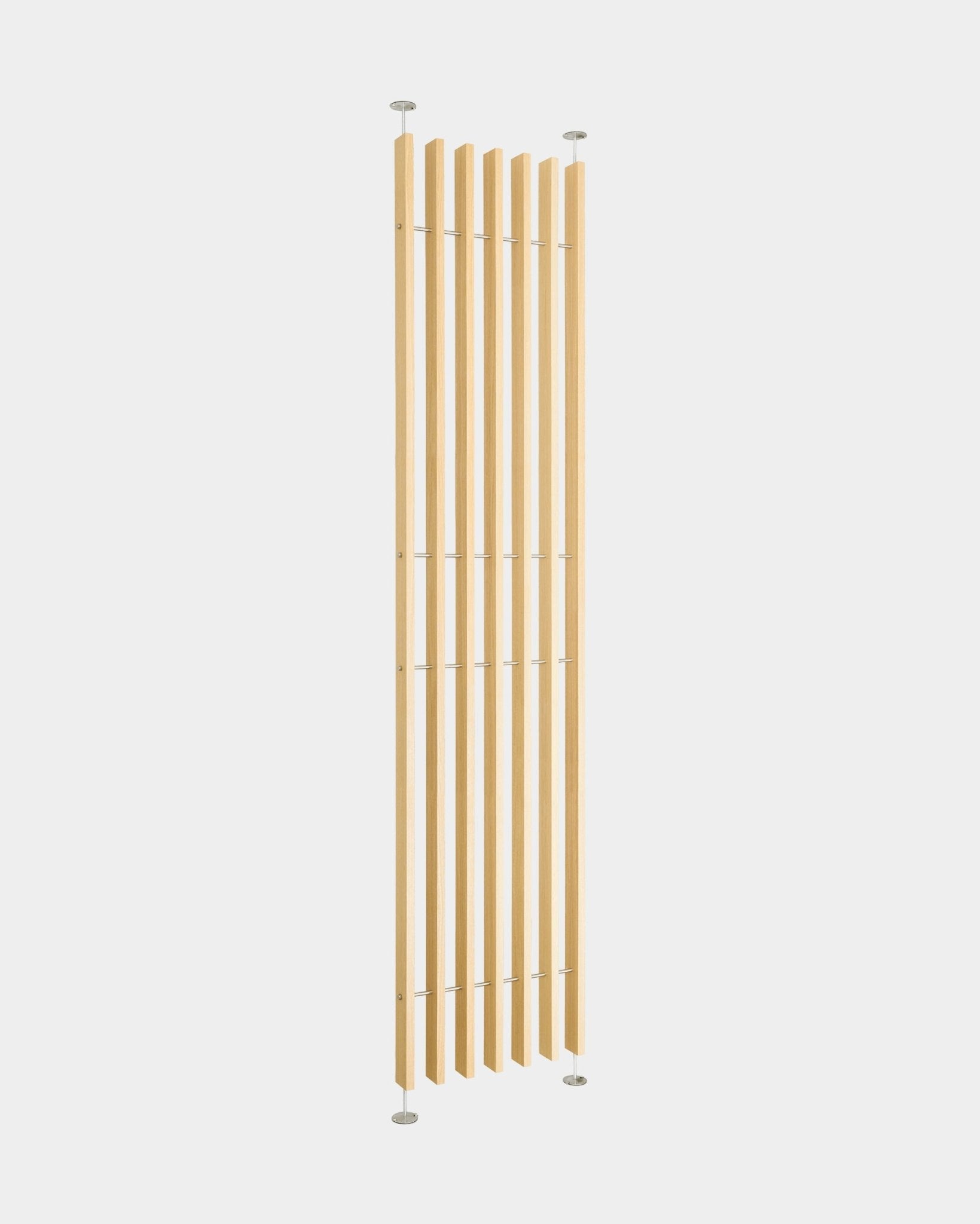 EMBRACE romdeler BM1 fra WoodUpp (286–302 cm) med høye spiler i eikefinér og slanke metallstenger for enkel Montering uten boring; nordisk, minimalistisk design.