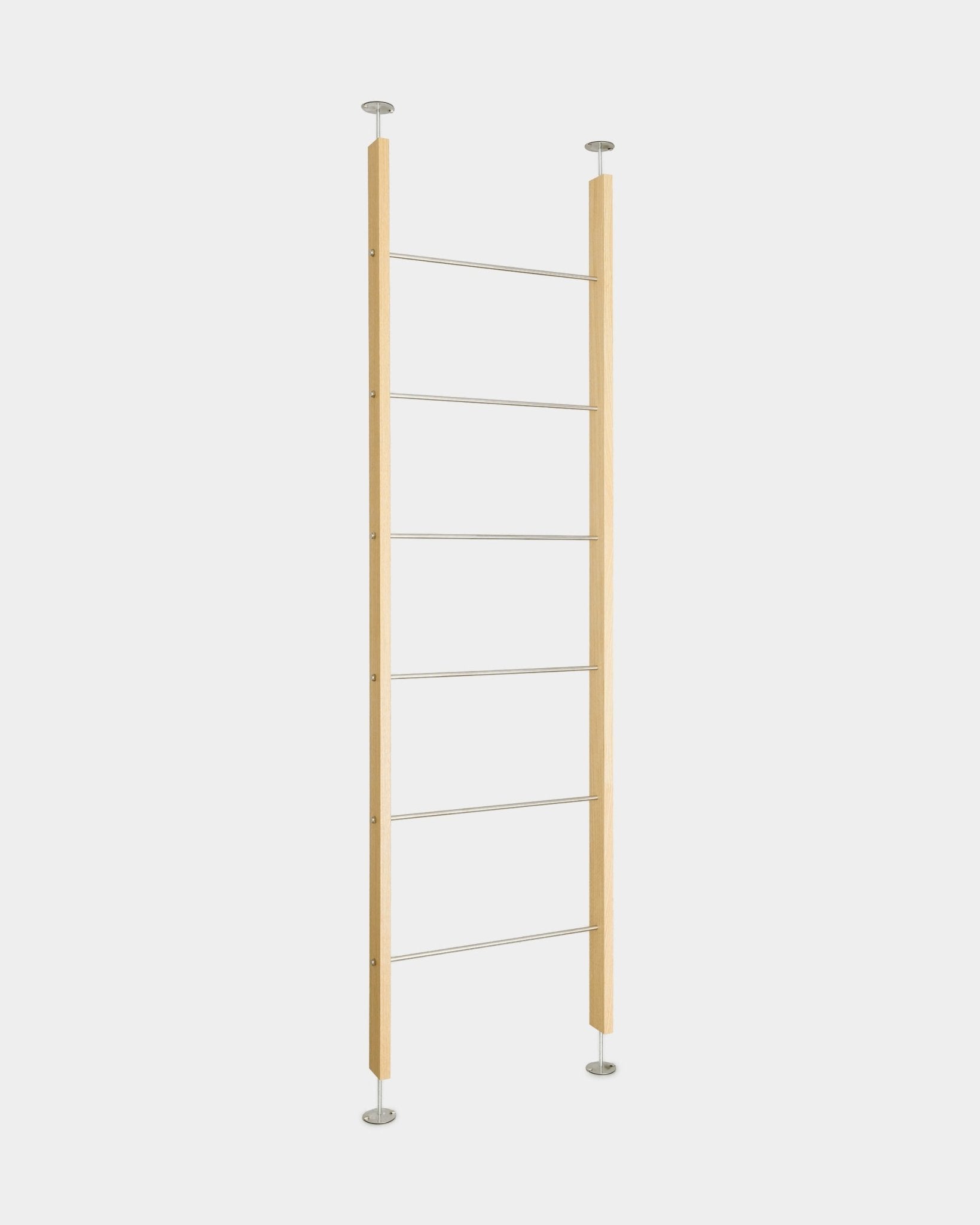 WoodUpp Embrace BM2 romdeler (236–252 cm), en minimalistisk nordisk gulv-til-tak-konstruksjon i tre med seks metalltrinn og runde braketter.