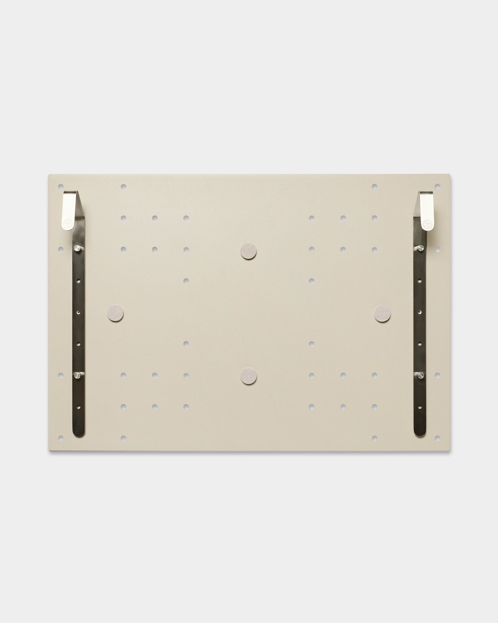 WoodUpp Nell TV-Mount/BM1 i beige (64x44 cm), kompatibel med EMBRACE BM1 romdeler, har to vertical braketter for høydejusterbar TV-montering, uten behov for vegg.