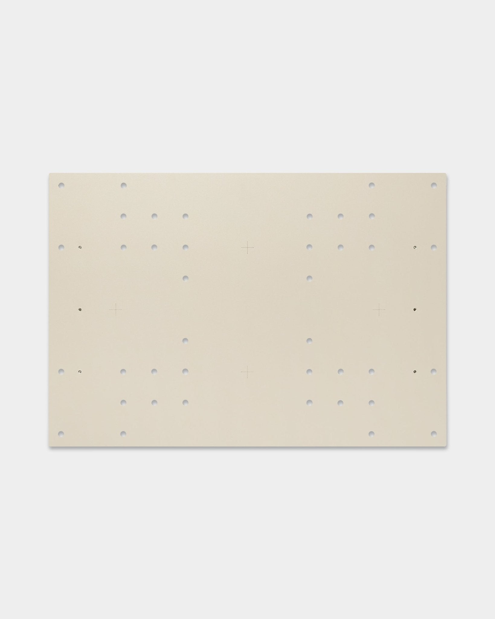 Nell | TV-Mount / BM1 fra WoodUpp er en beige plate på 64x44 cm for akustikkpaneler, med rutenetthull og kryssmarkeringer for fleksible monteringsmuligheter.