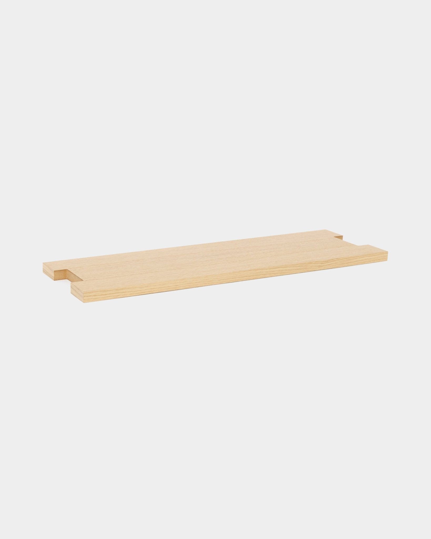 Lova | Wood Shelf / BM2 fra WoodUpp i eikefiner (65,8 x 20 cm), med utskårne hjørner, minimalistisk nordisk design, vist mot hvit bakgrunn.